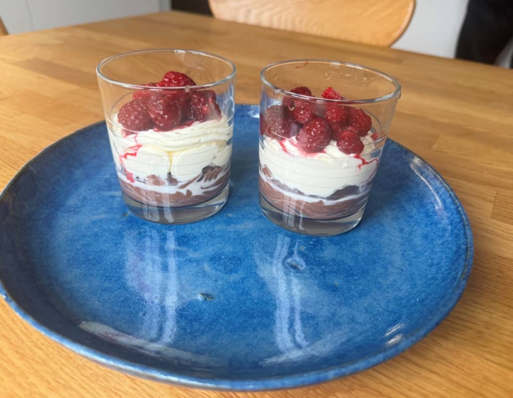 Proteinrik chokladmousse med hallon- och grädde