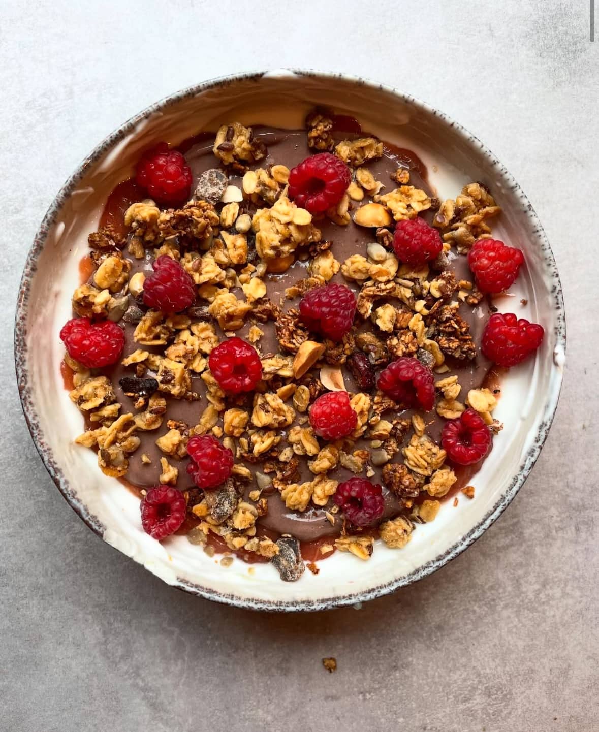Frukostbowl med kaseinpudding, granola och hallon