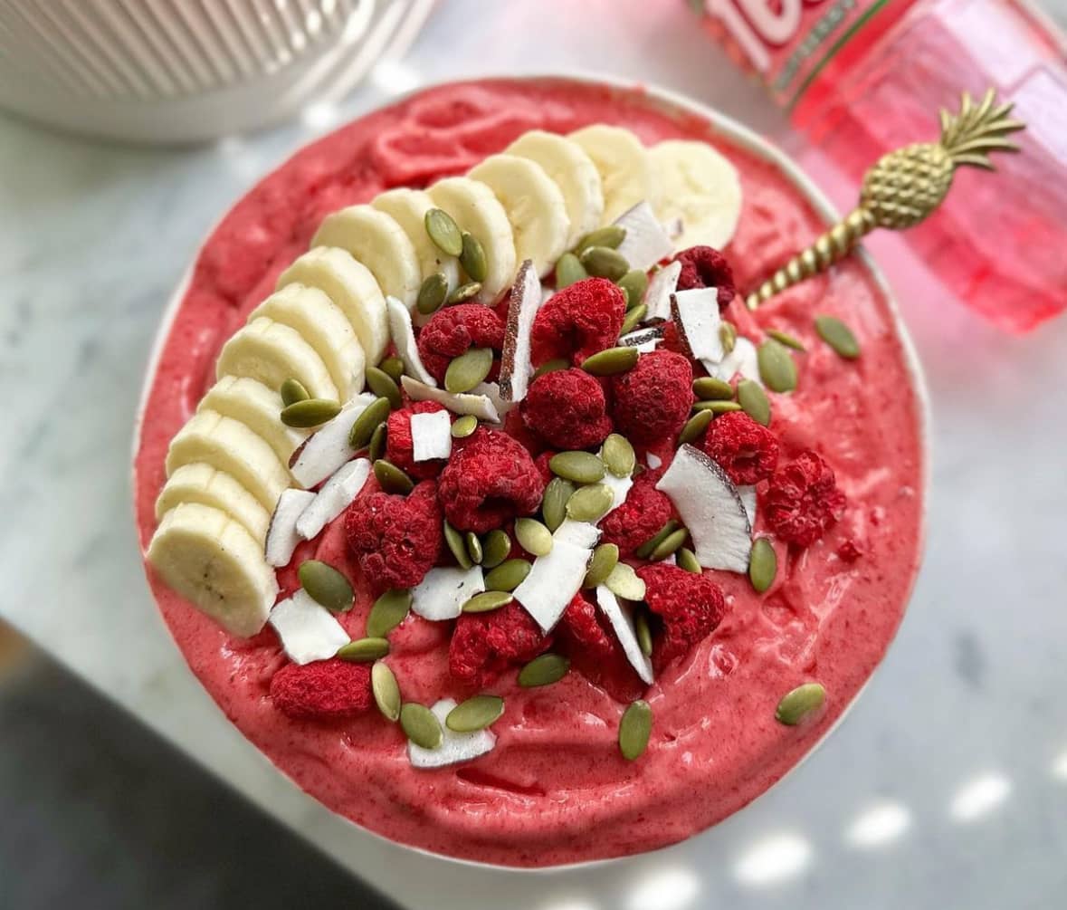 Proteinrik och bärig smoothiebowl 