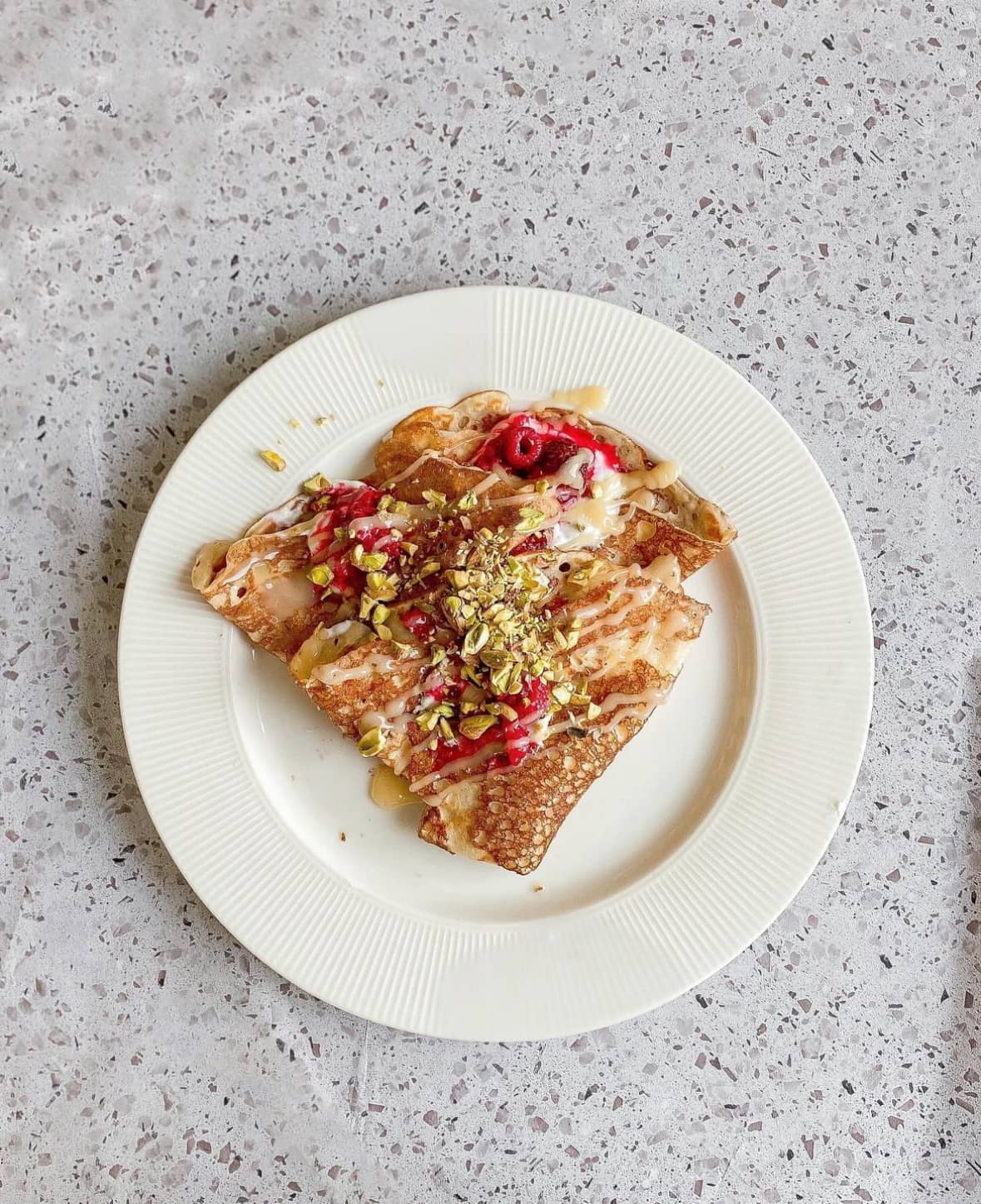 Proteinrika pannkakor med vanilj, hallon och pistage