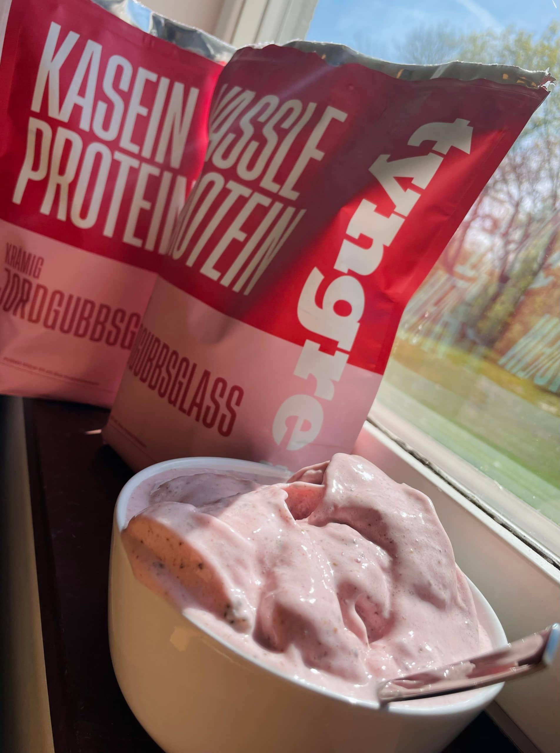 Krämig jordgubbsglass