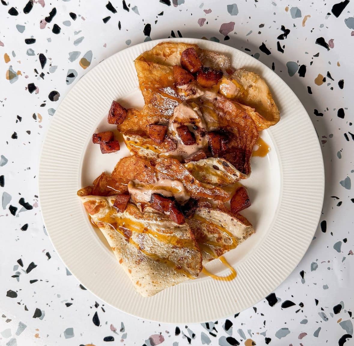 Proteinpannkakor med karamell- och äppelfyllning