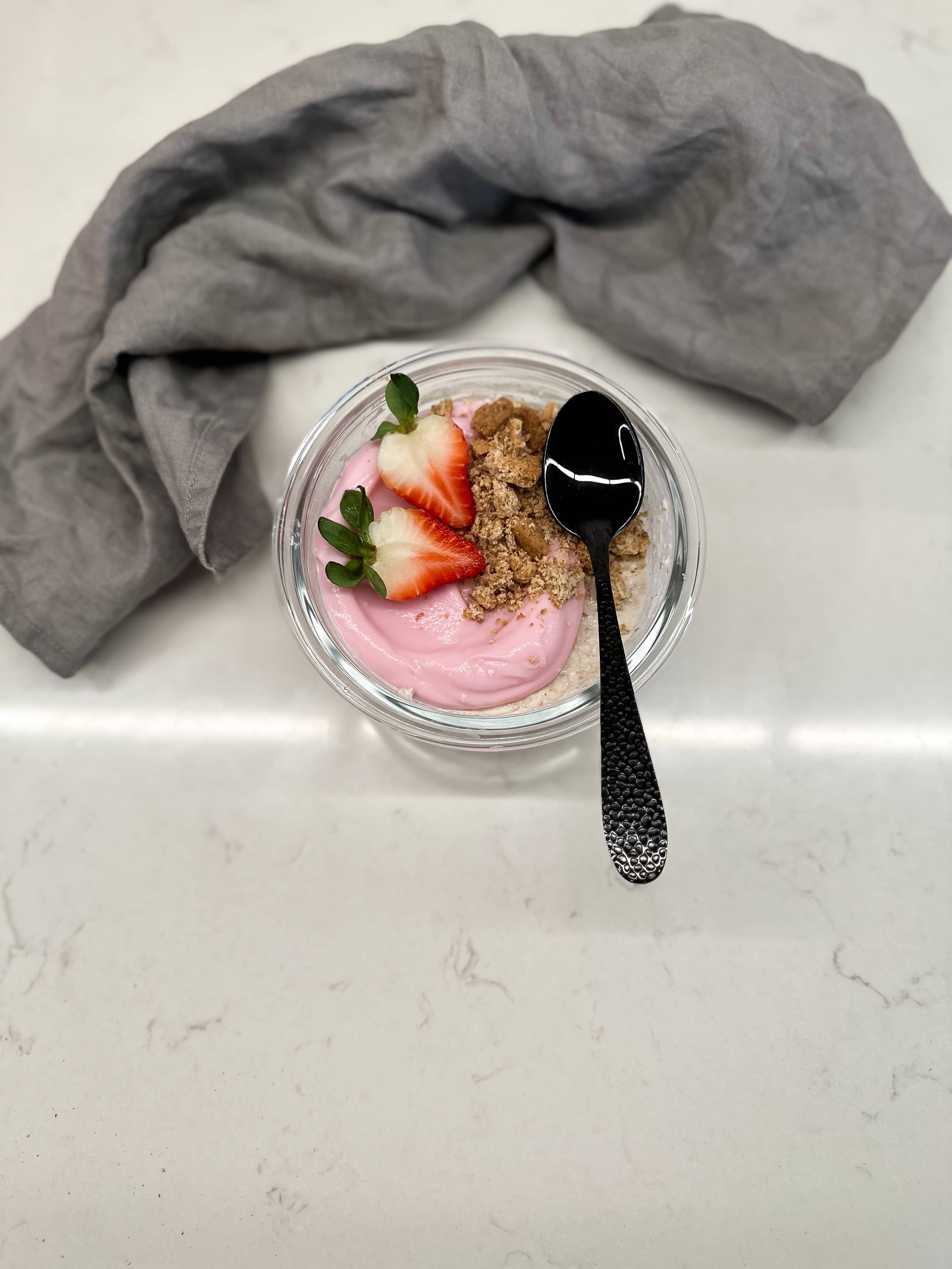 Overnight oats med jordgubbscheesecake