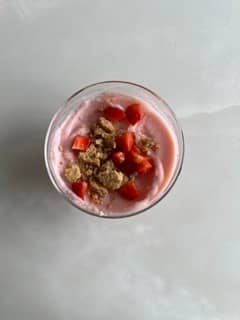 Proteinrik och enkel jordgubbscheesecake kasein krämig jordgubbsglass