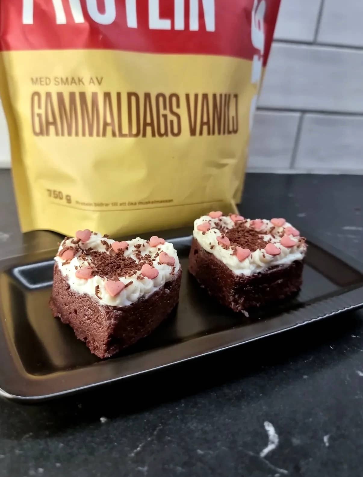 Proteinrika cupcakes red velvet kasein gammaldags vanilj
