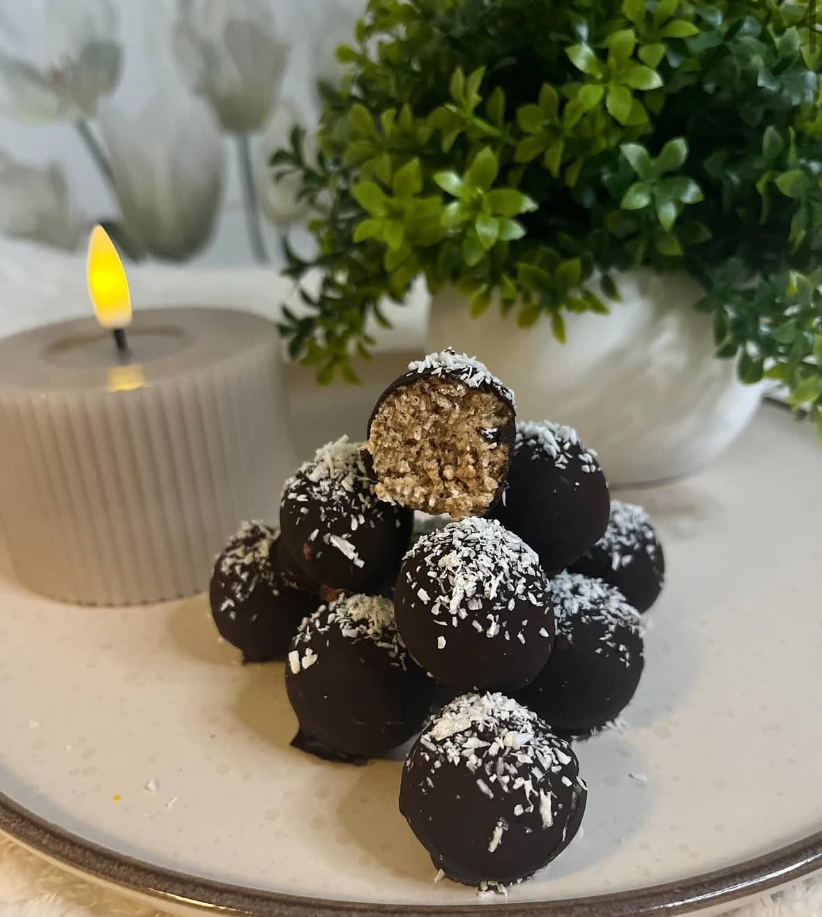 Pepparkaksbollar doppade i choklad