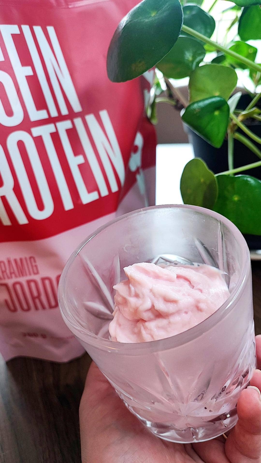 Proteinrik jordgubbsmousse kasein krämig jordgubbsglass