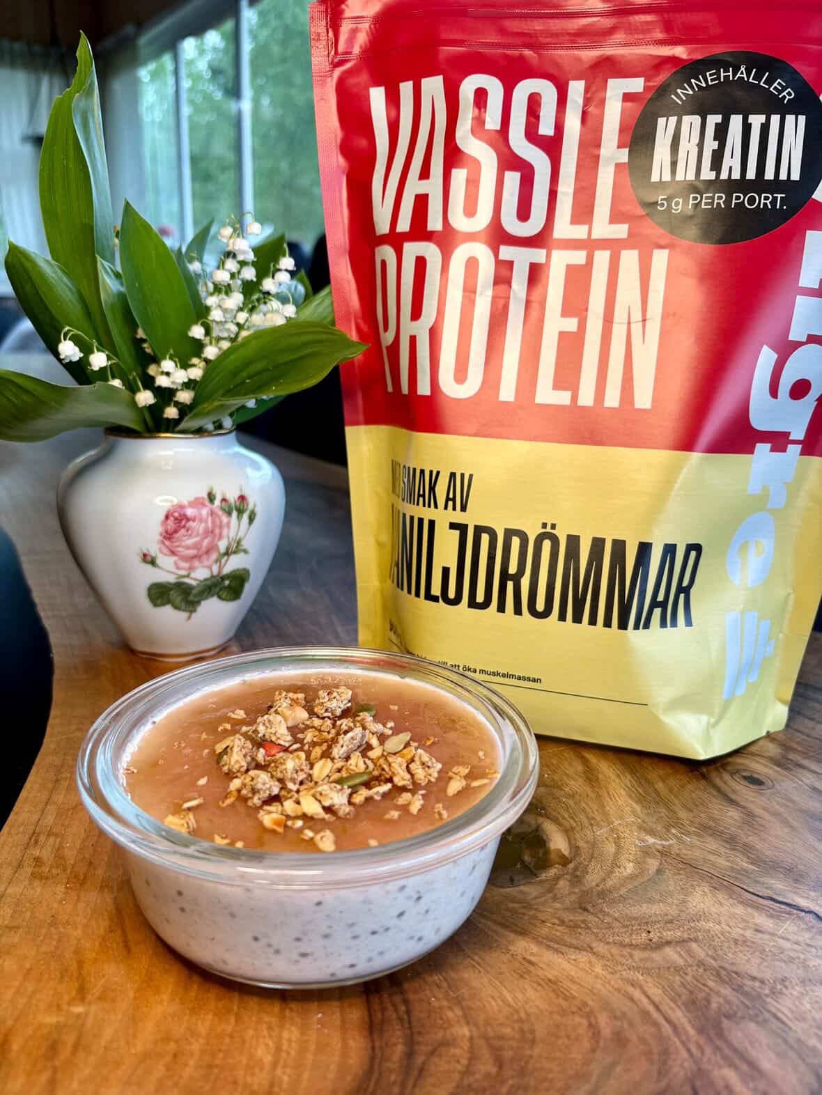 Proteinrik overnight oats med kardemumma och rabarberkompott vassle & kreatin vaniljdrömmar