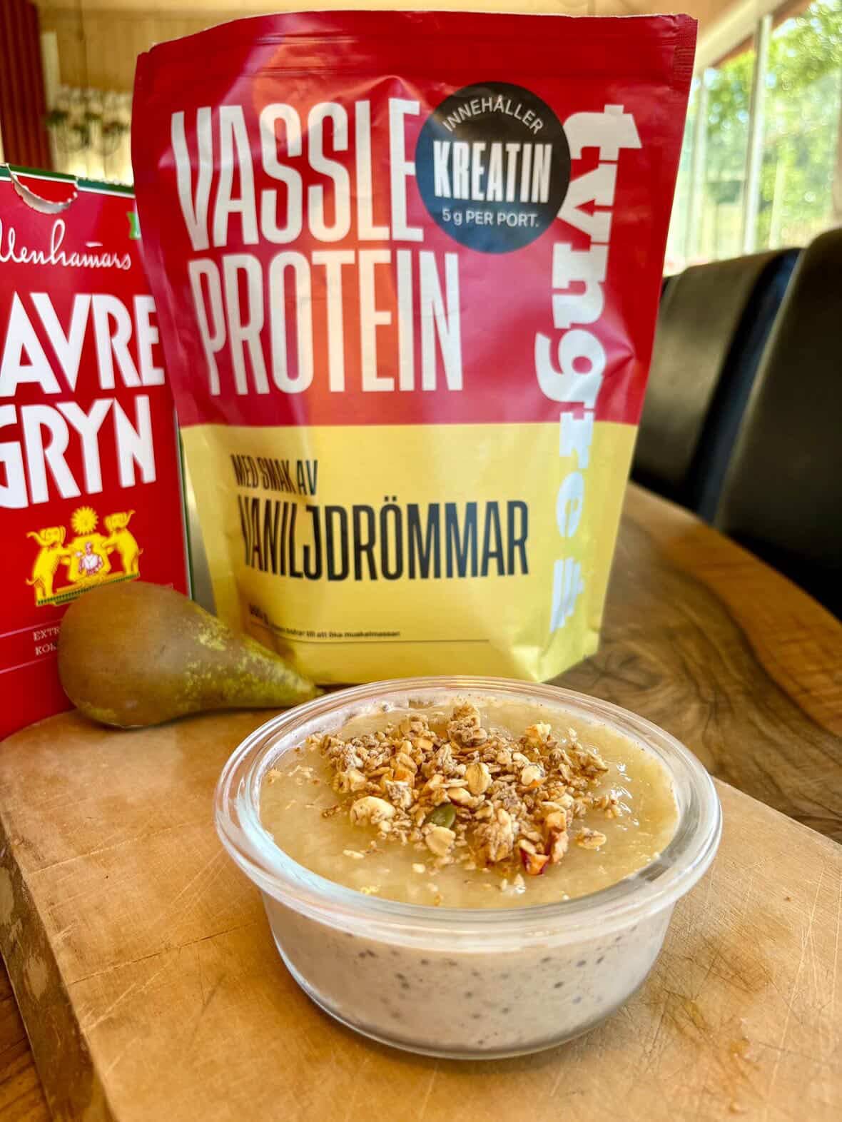 Proteinrik overnight oats med päronkompott vassle vaniljdrömmar