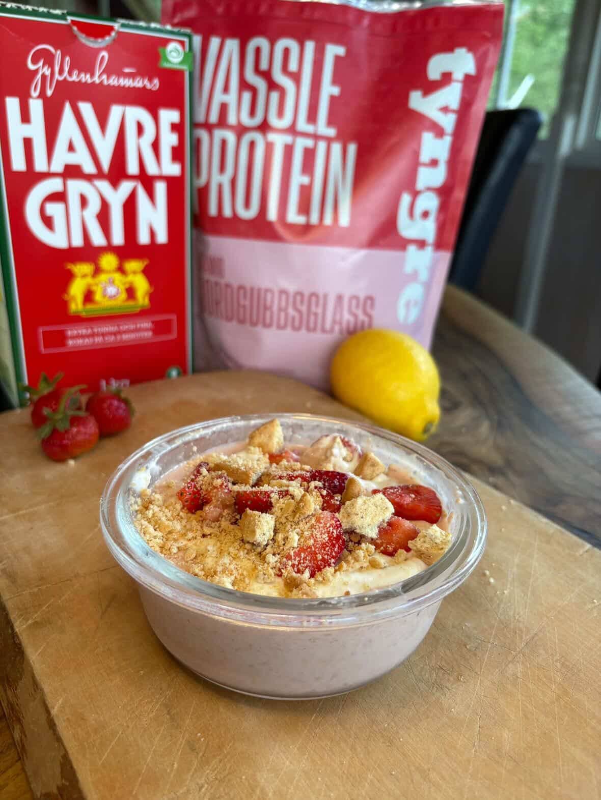Proteinrik overnight oats med smak av jordgubbscheesecake vassle krämig jordgubbsglass