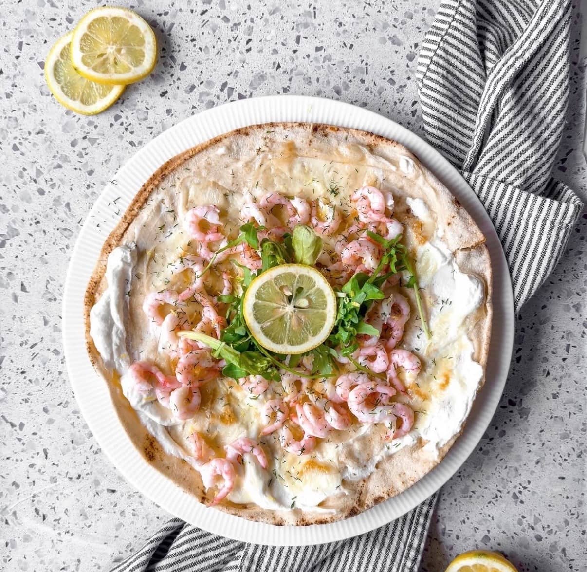 Pizza på libabröd med ricotta och räkor