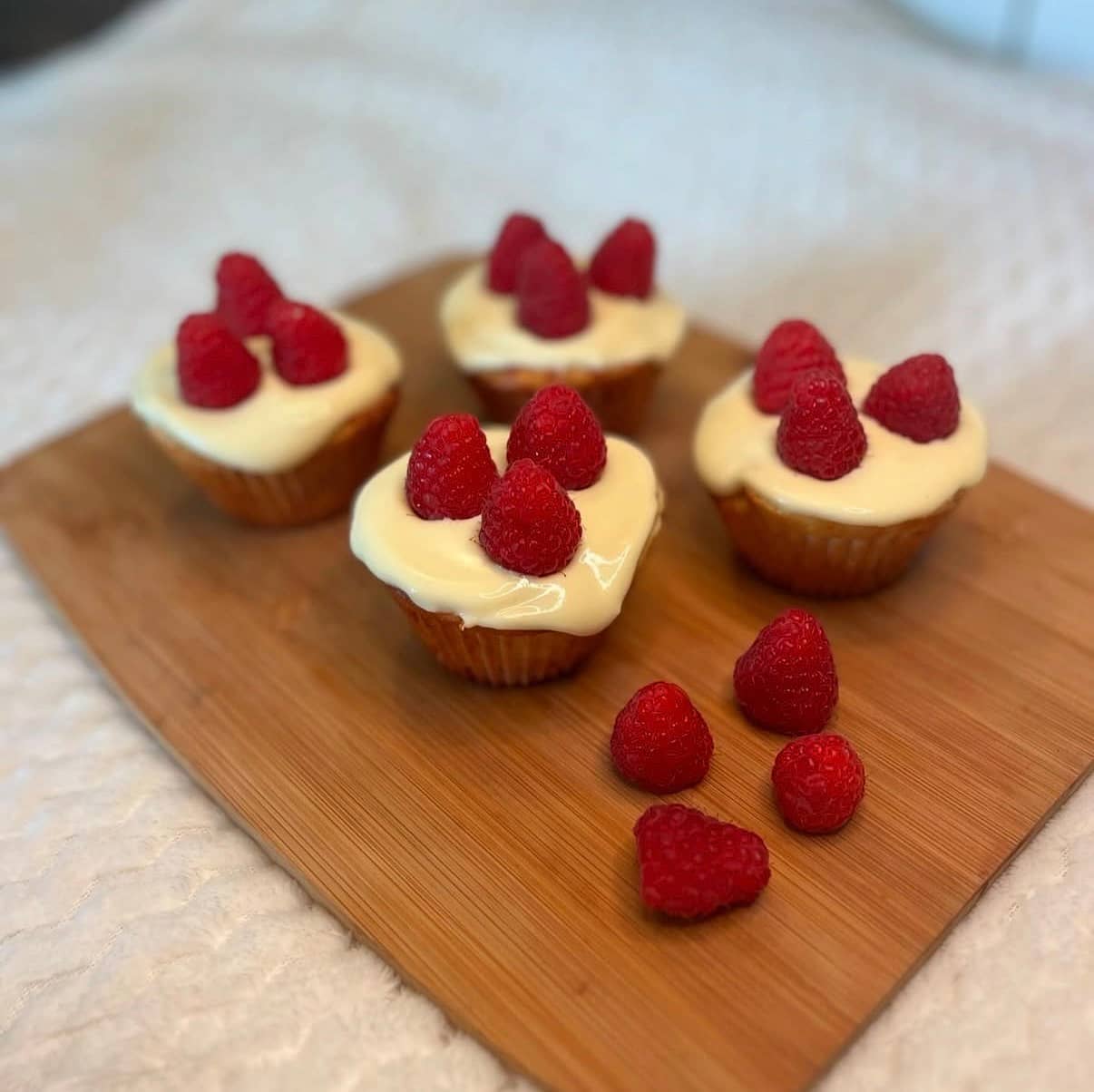 Proteinmuffins med hallon & vaniljfrosting kasein vaniljdrömmar