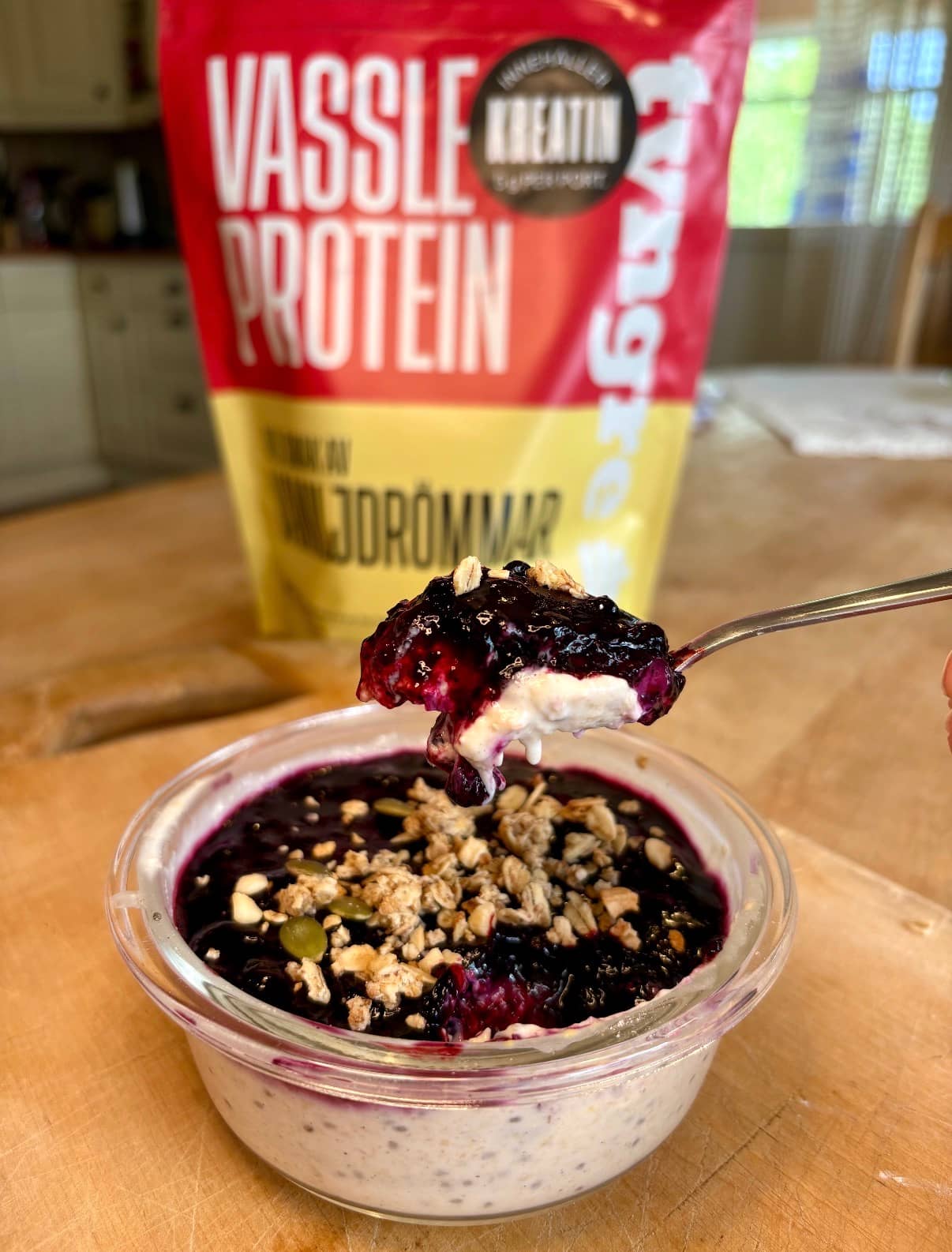 Proteinrik overnight oats med vanilj, kardemumma och blåbärskompott vassle & kreatin vaniljdrömmar