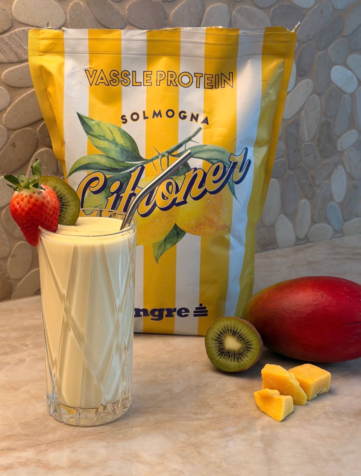 Proteinsmoothie med citron- och mango vassle solmogna citroner