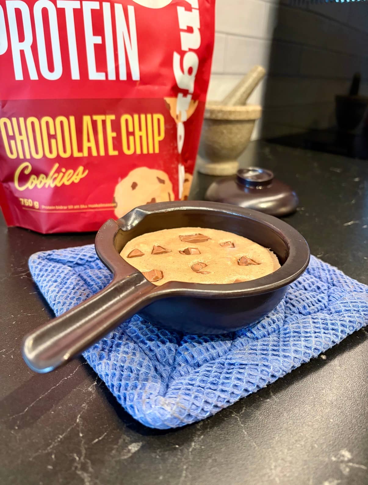 Proteinrik cookie dough-kladdkaka kasein chocolate chip cookie