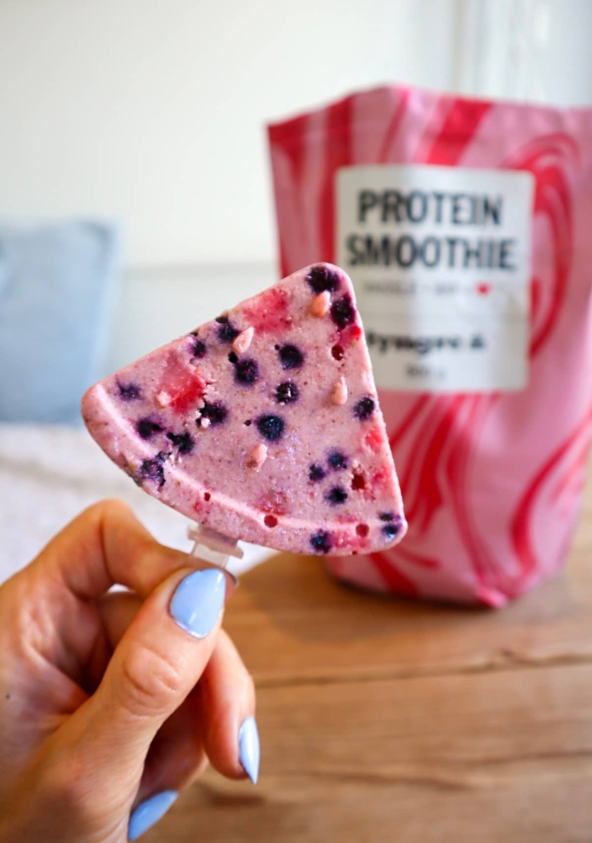 Proteinrika glasspinnar med bär vassle proteinsmoothie med bär