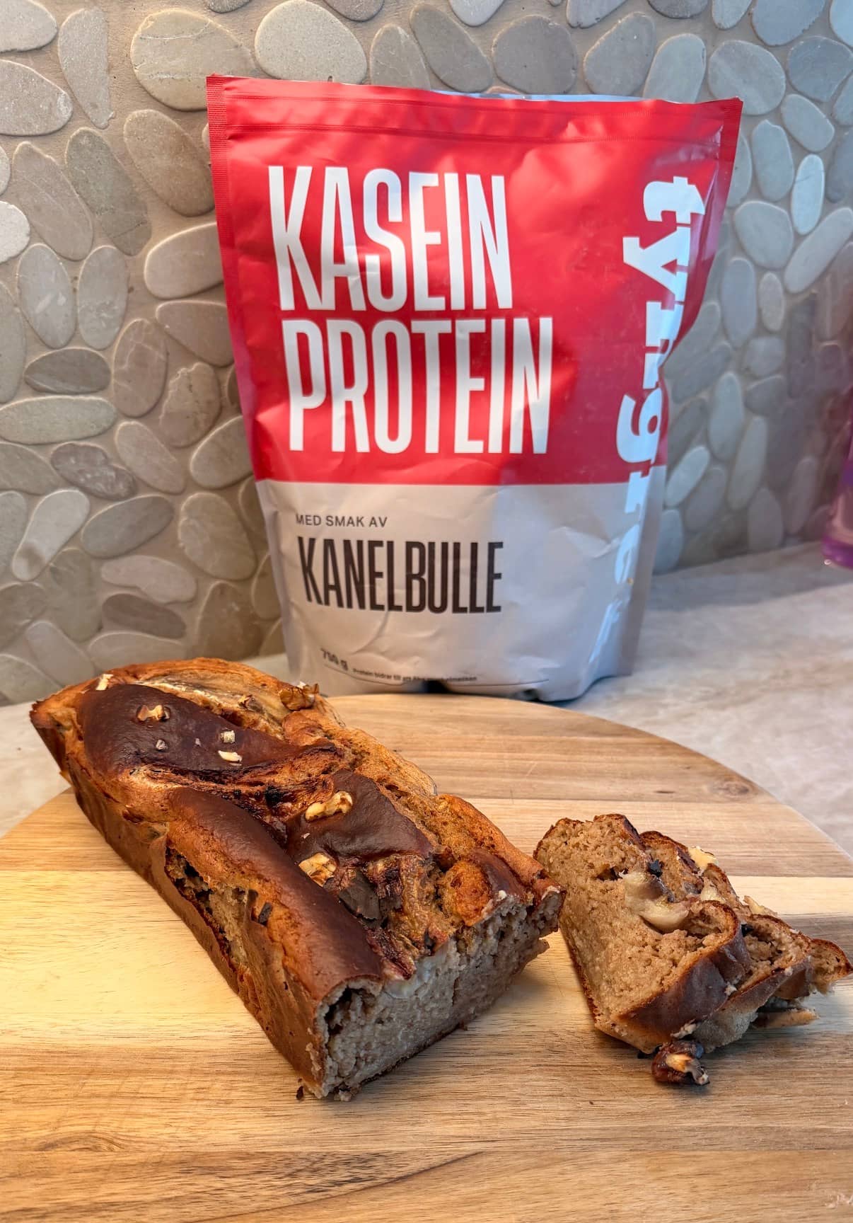 Proteinrikt och saftigt bananbröd med kanel kasein kanelbulle