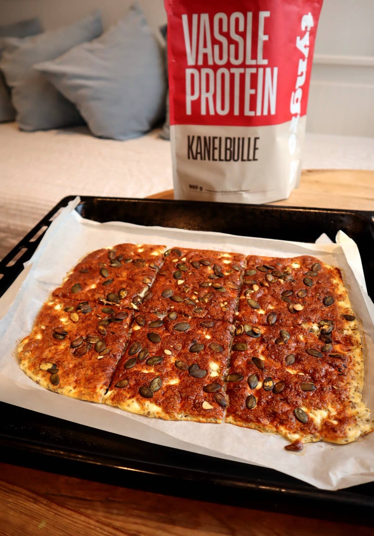 Proteinrikt kesobröd med kanelsmak i långpanna