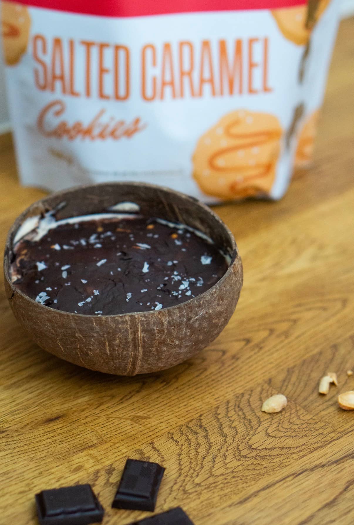 Proteinrik jordnötsbowl med kvarg och choklad kasein salted caramel cookies