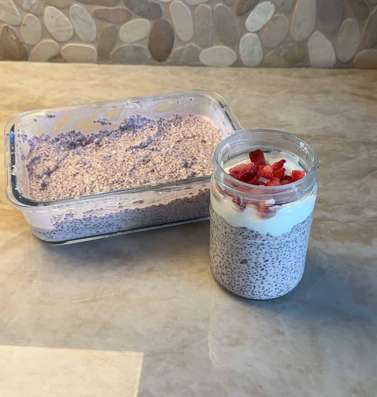 Proteinrik chiapudding med jordgubb vassle krämig jordgubbsglass