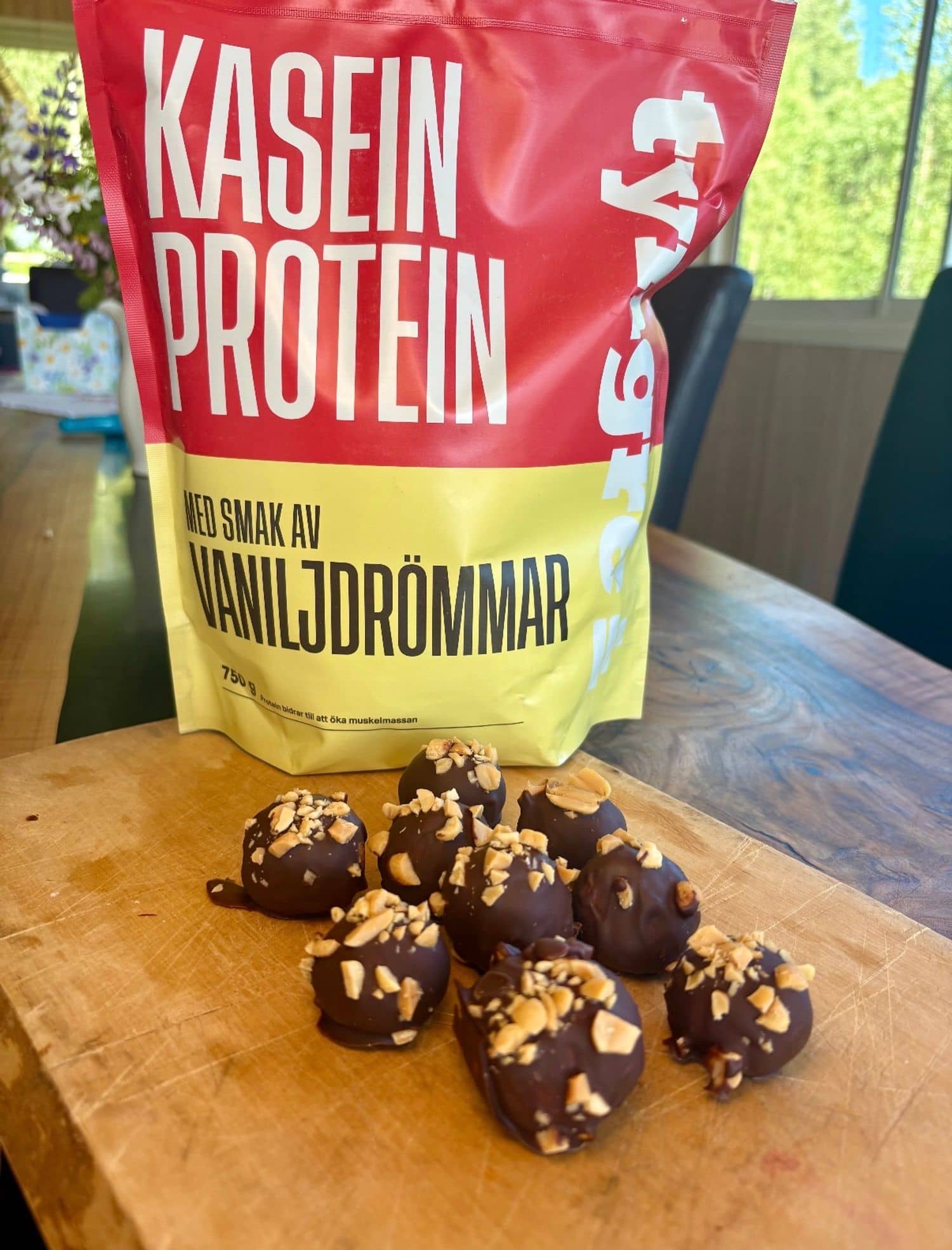 Proteinrika cookie dough bites med jordnötter och choklad