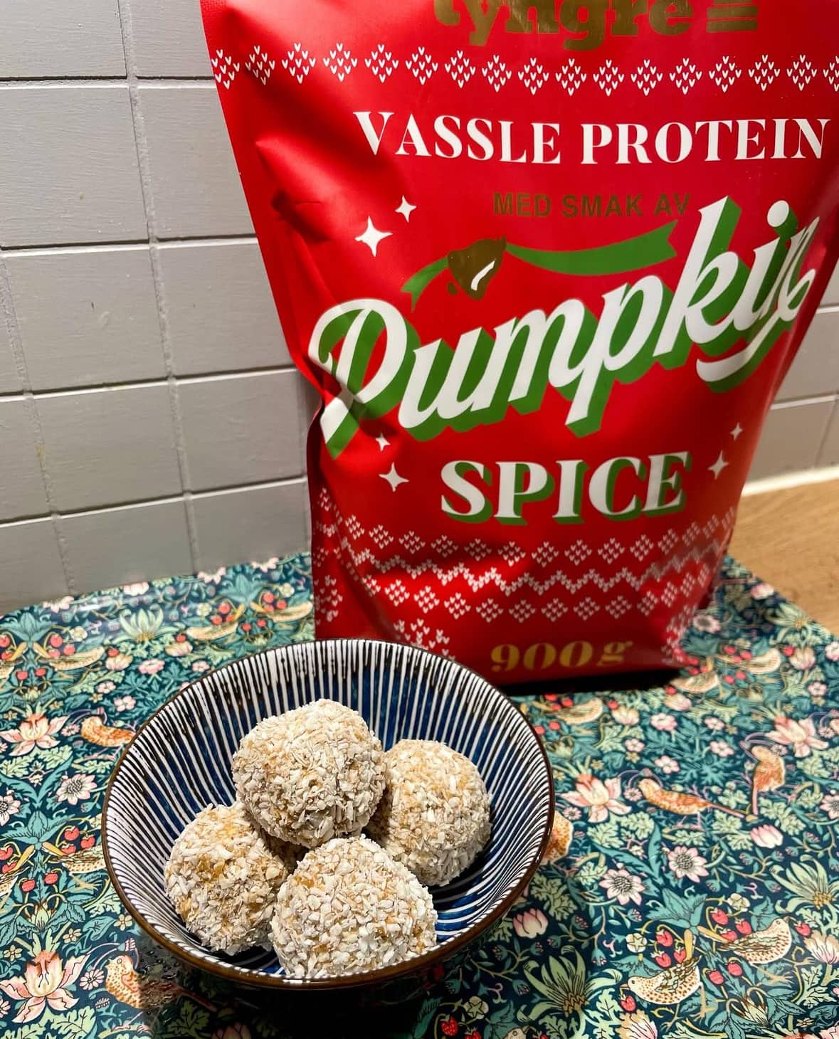 Proteinbollar med smak av äppelpaj