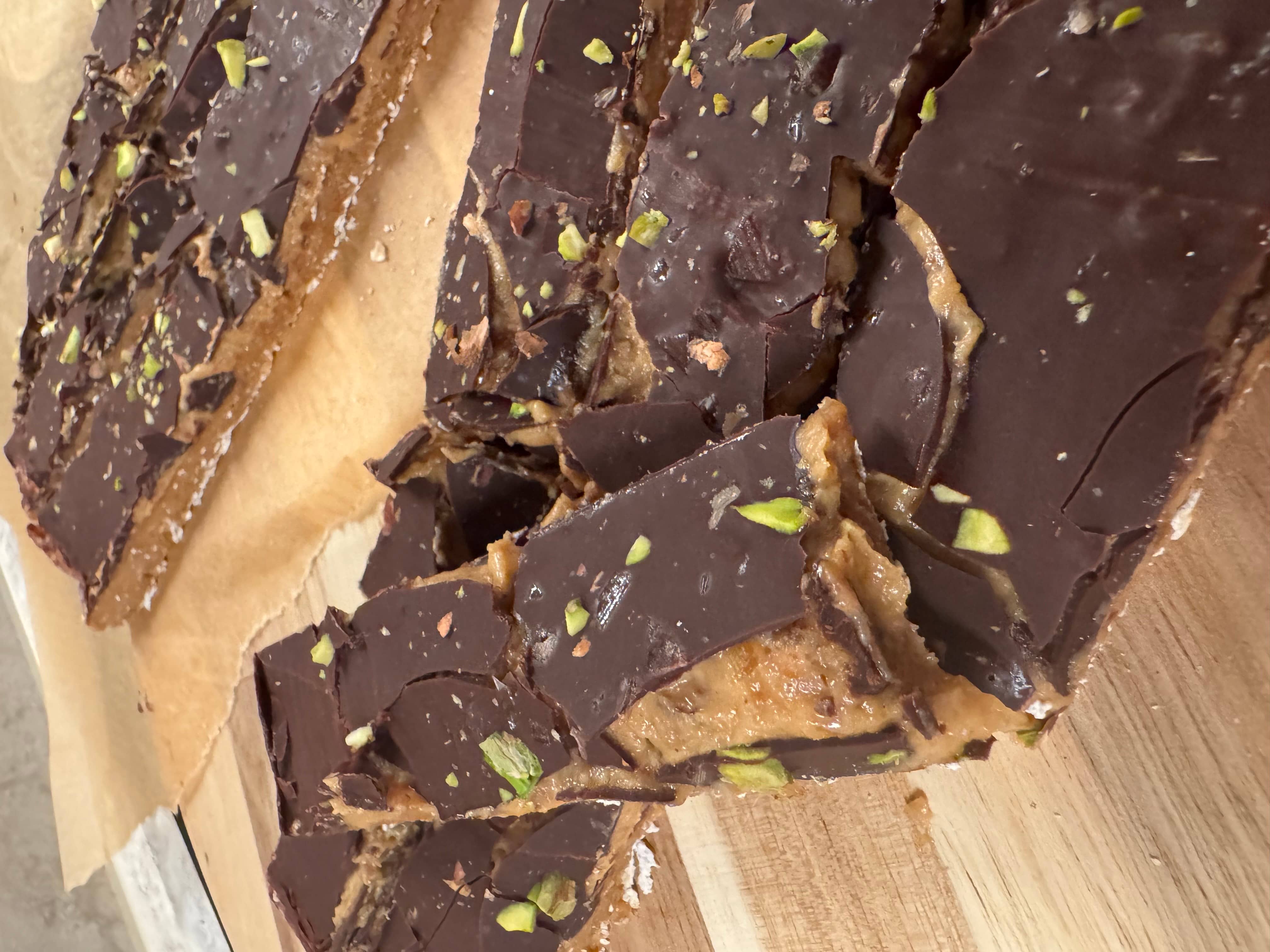 Proteinrika twixbars toppade med pistagenötter vassle salted caramel cookies 