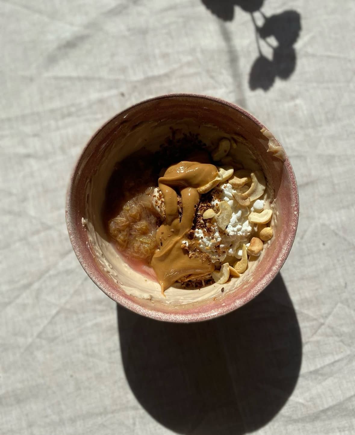 Proteinrik frukostbowl med rabarberkompott