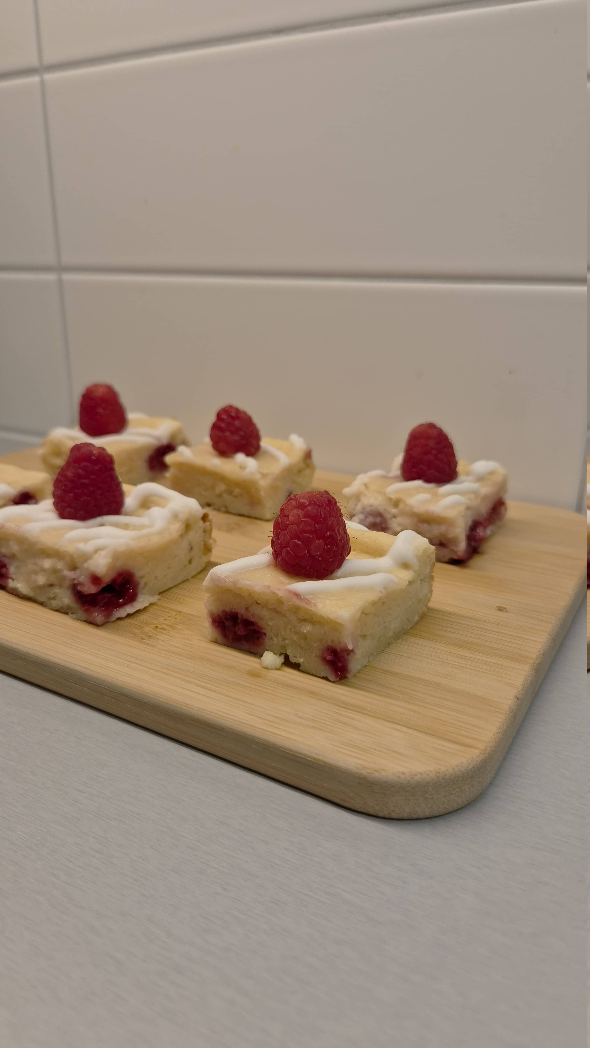Proteinrika blondies med hallon och vit choklad