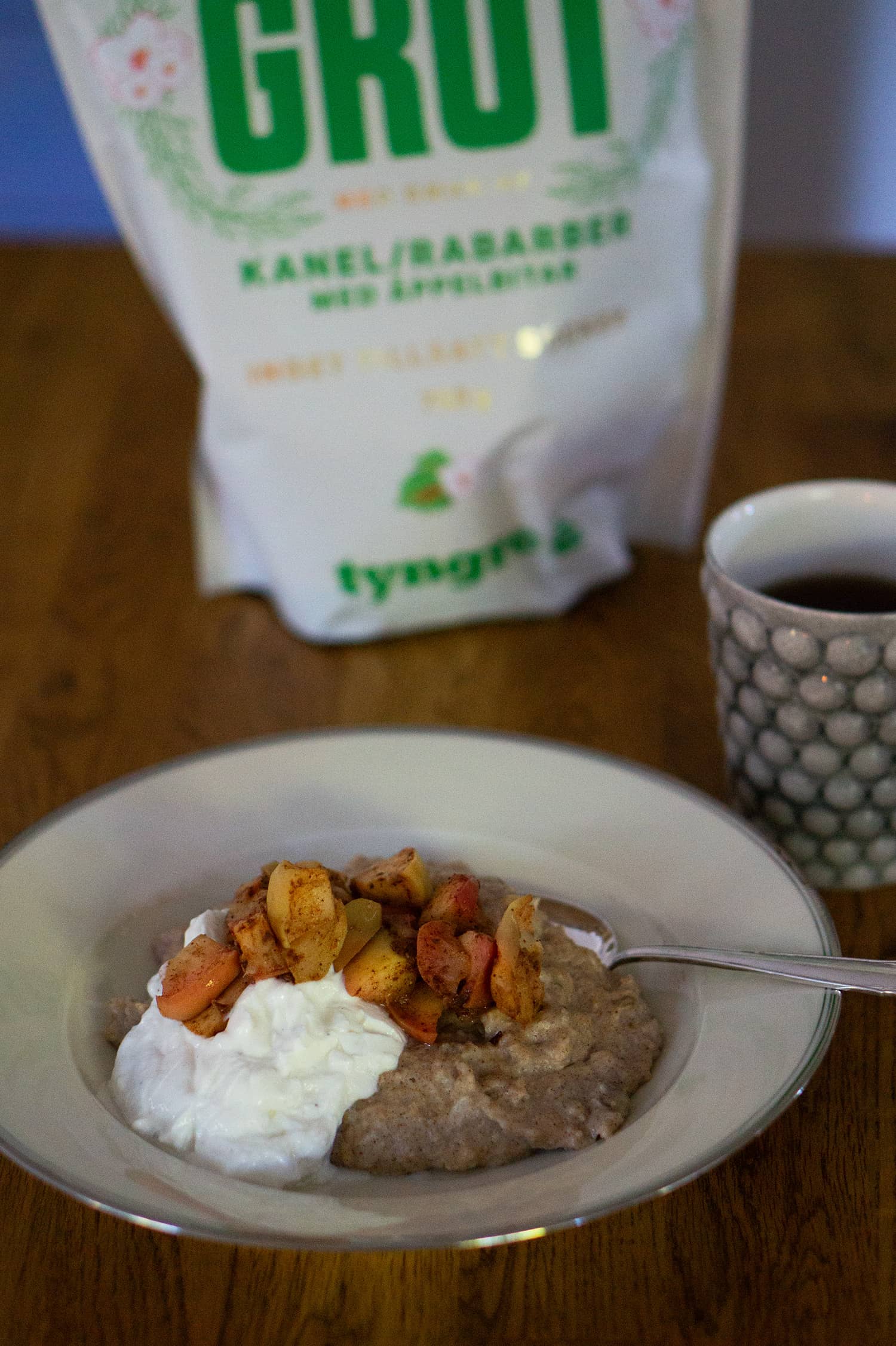 Proteinrik rabarbergröt med kanel och äpple gourmetgröt kanel/rabarber med äppelbitar
