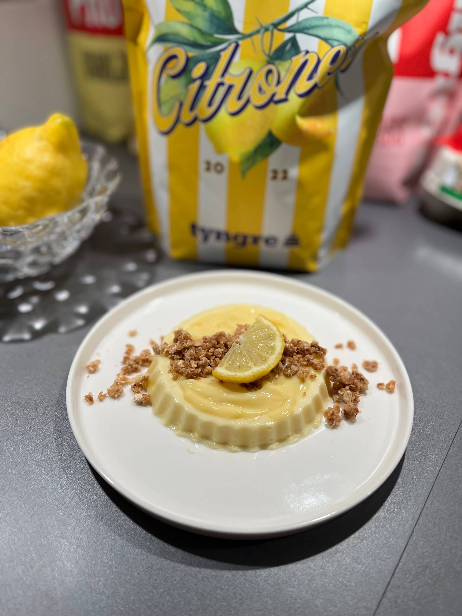 Frozen lemon cheesecake