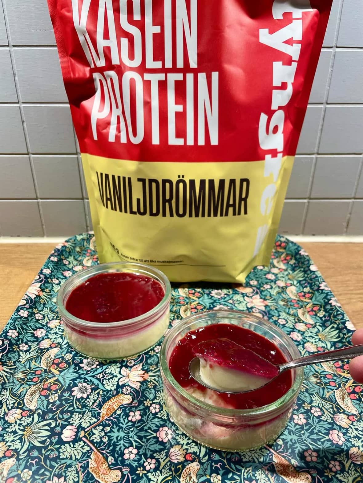 Proteinrik pannacotta med bärtopping