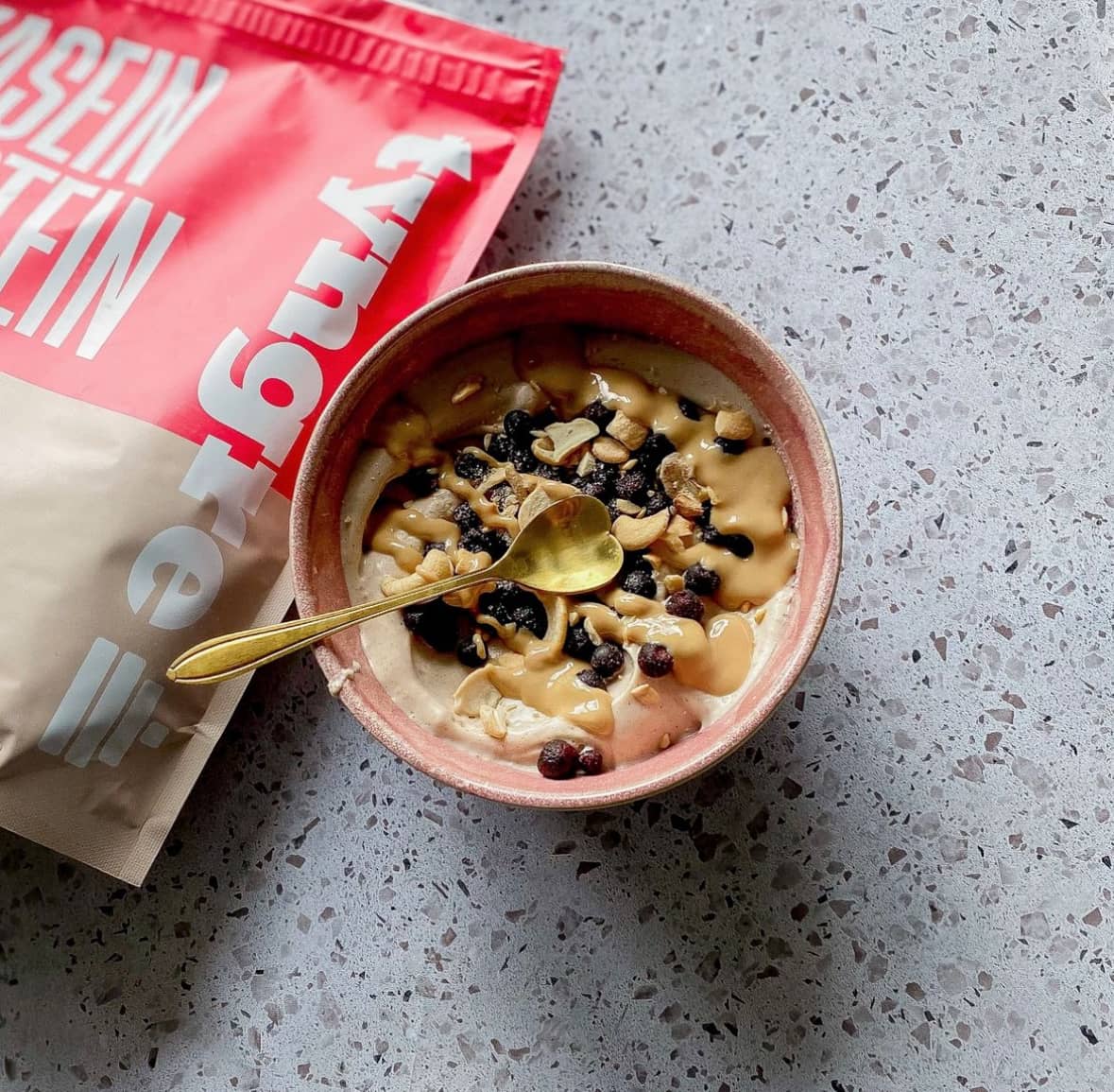 Overnight oats med kanel, cashewnötter och blåbär