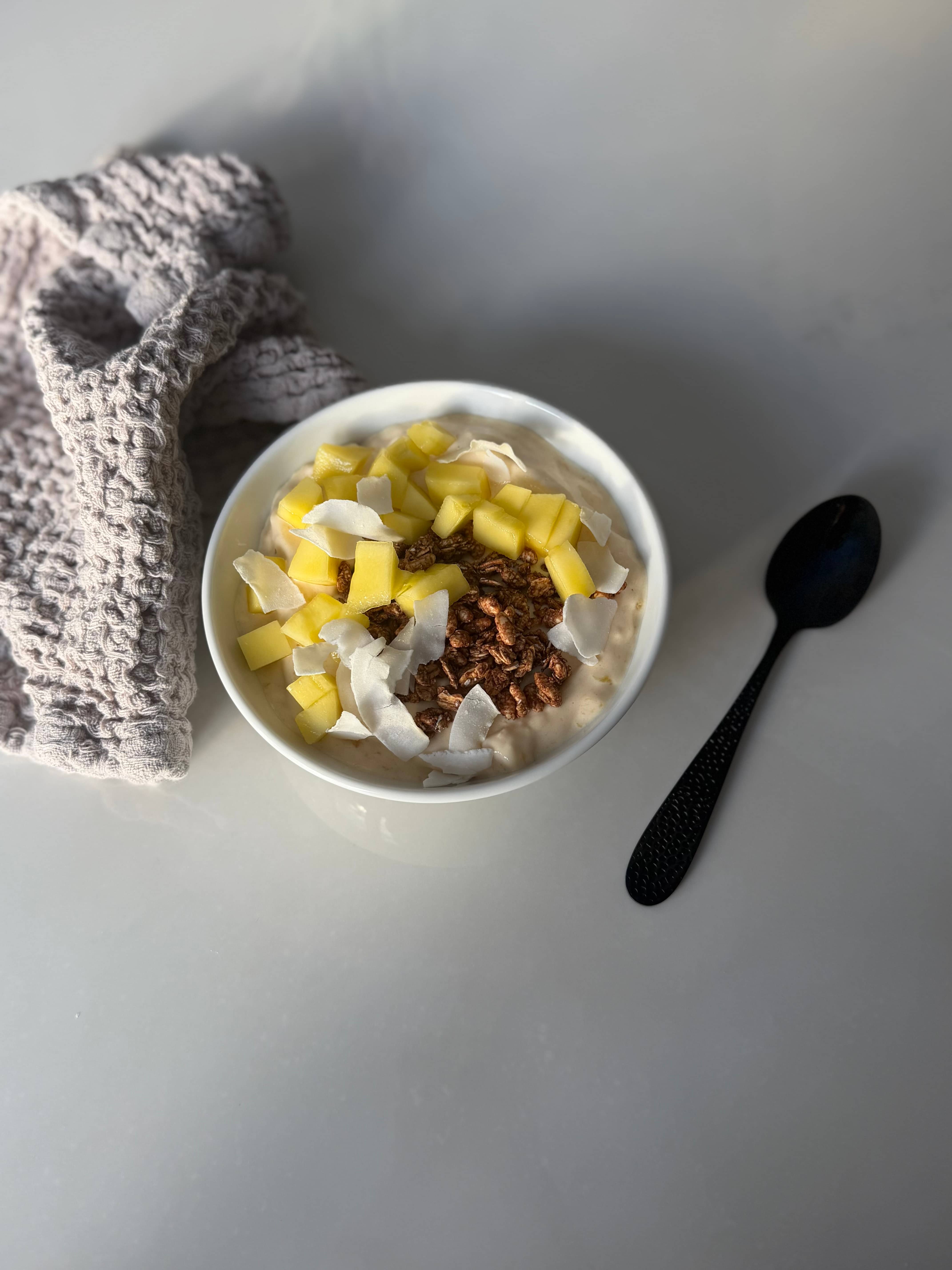 Proteinsmoothie med jordgubb- mango och kokos kasein krämig jordgubbsglass