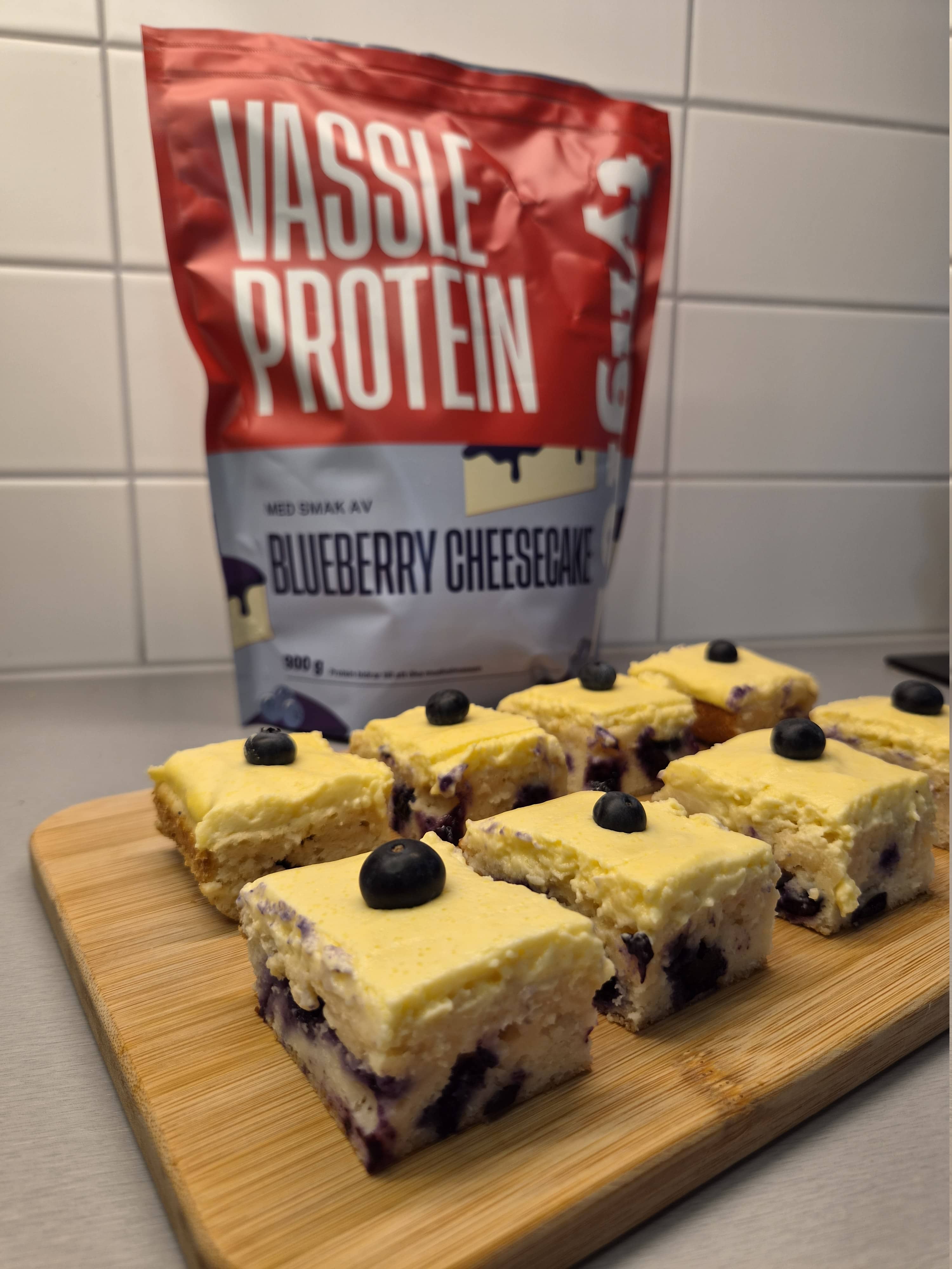 Proteinrika blåbärsrutor med citronfrosting