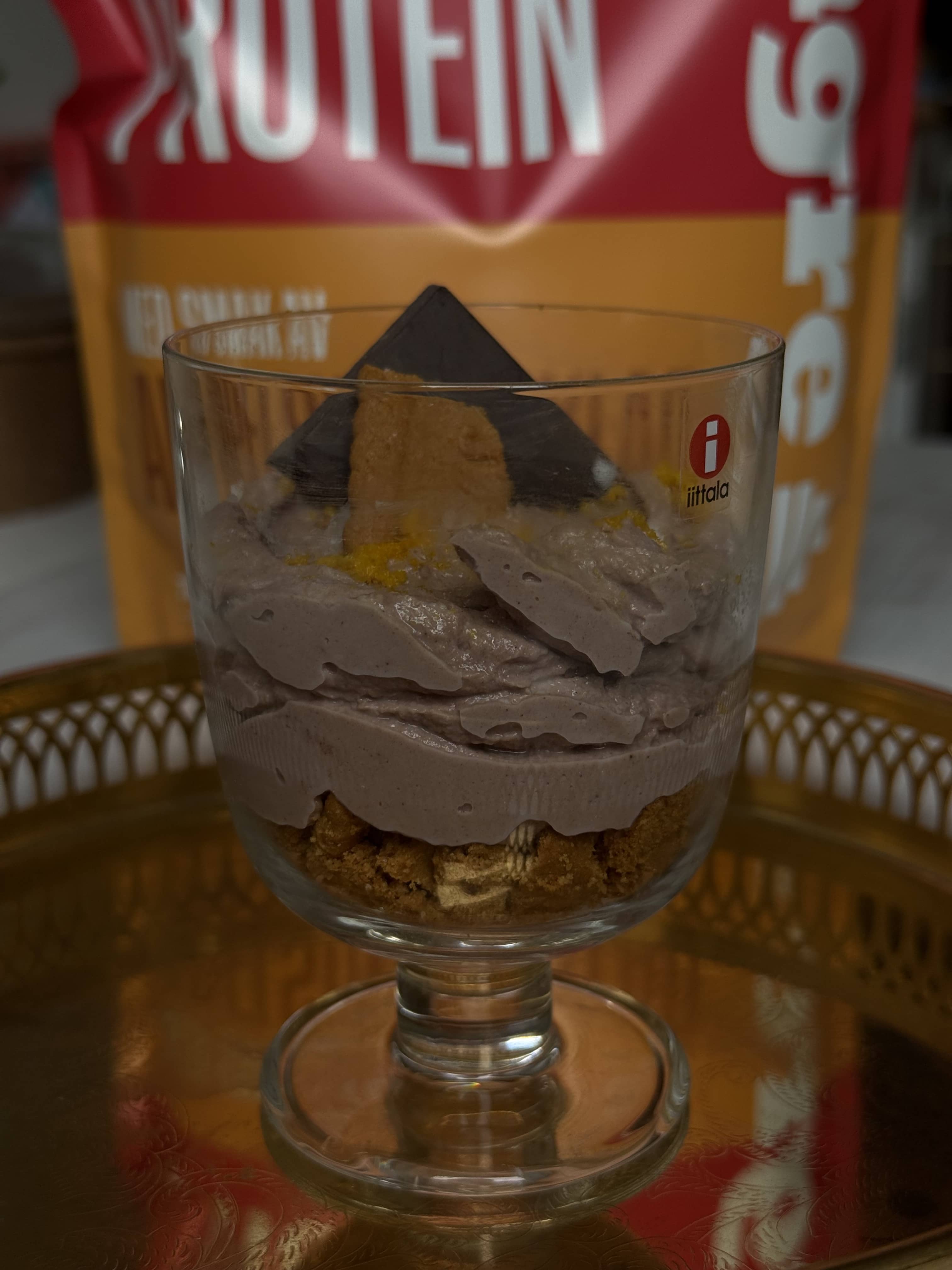 Proteinmousse med apelsinchoklad, kokoskvarg och Biscoff-crunch kasein apelsinchoklad