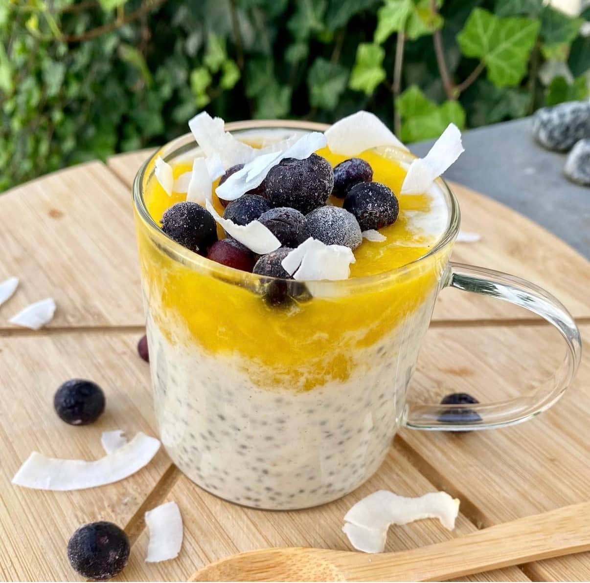 Proteinrik overnight oats med mango- och vanilj