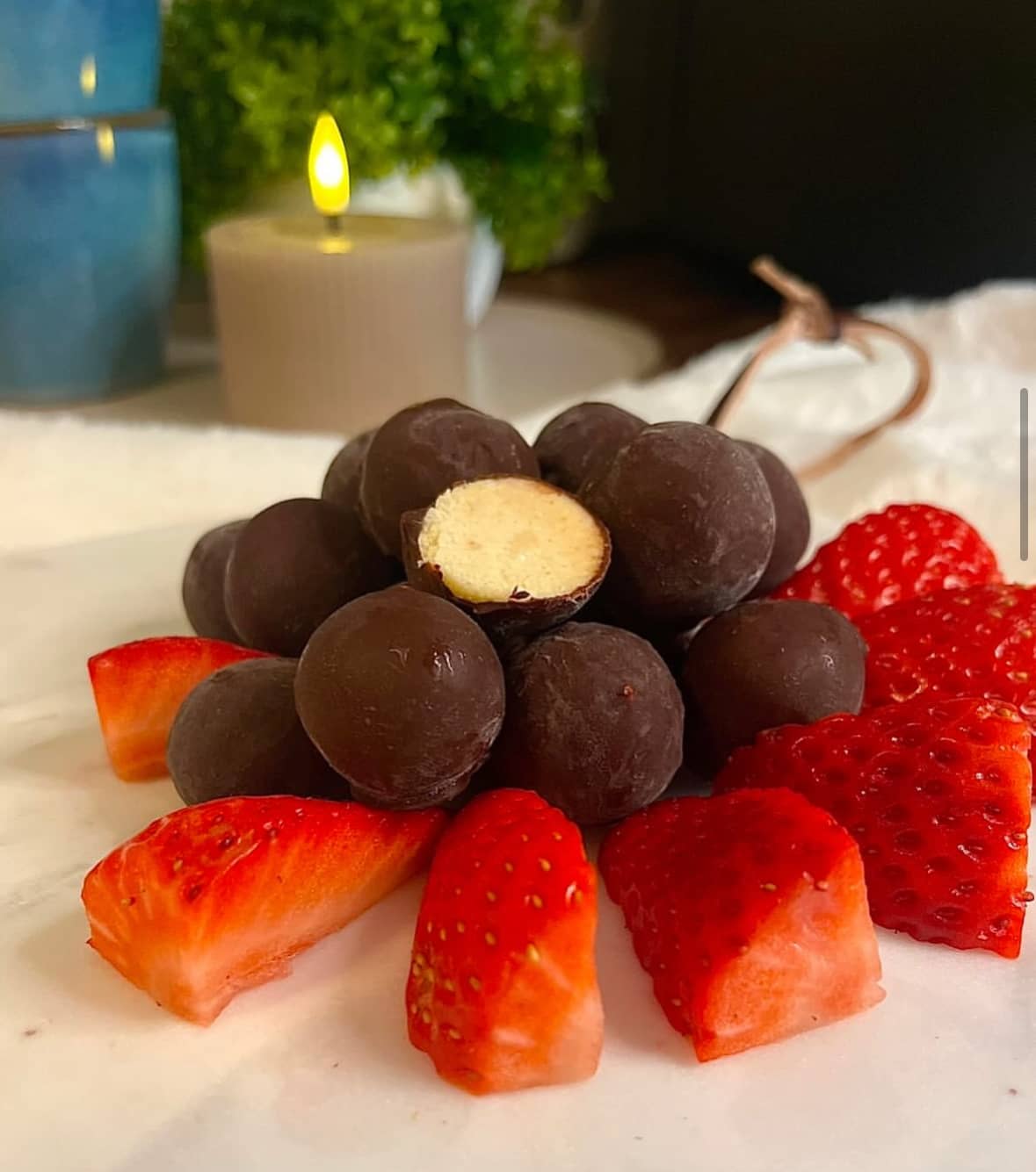 Proteinrika och chokladdoppade semmelbollar