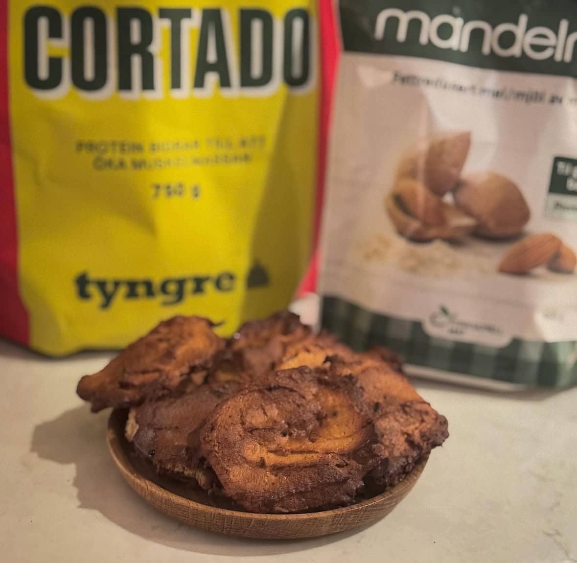 Glutenfria proteincookies med salt karamell- och kaffe