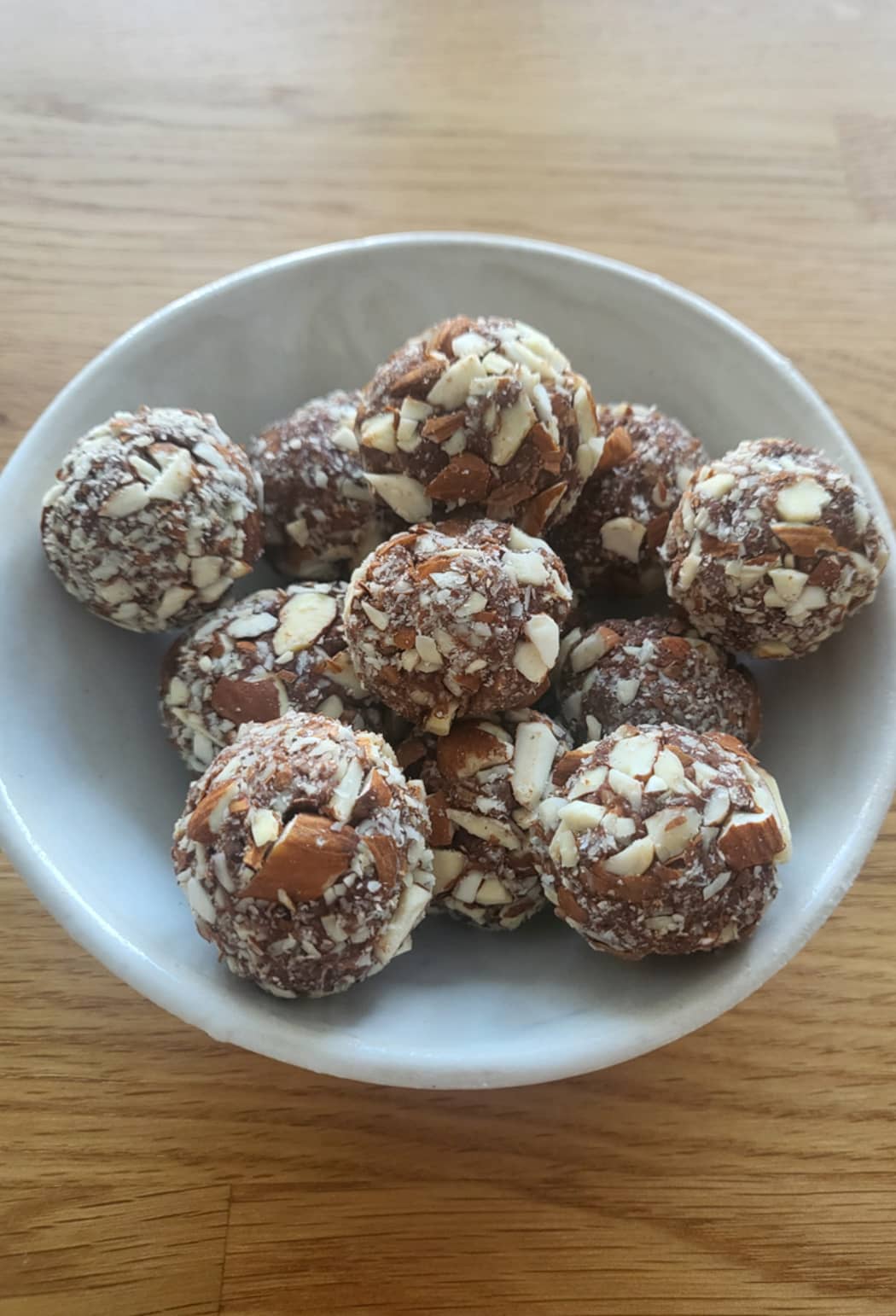 Proteinrika pepparkaksbollar med hackade mandlar
