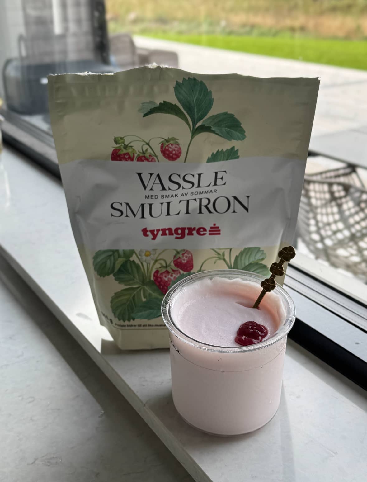 Proteinglass med smak av smultroncheesecake vassle smultron