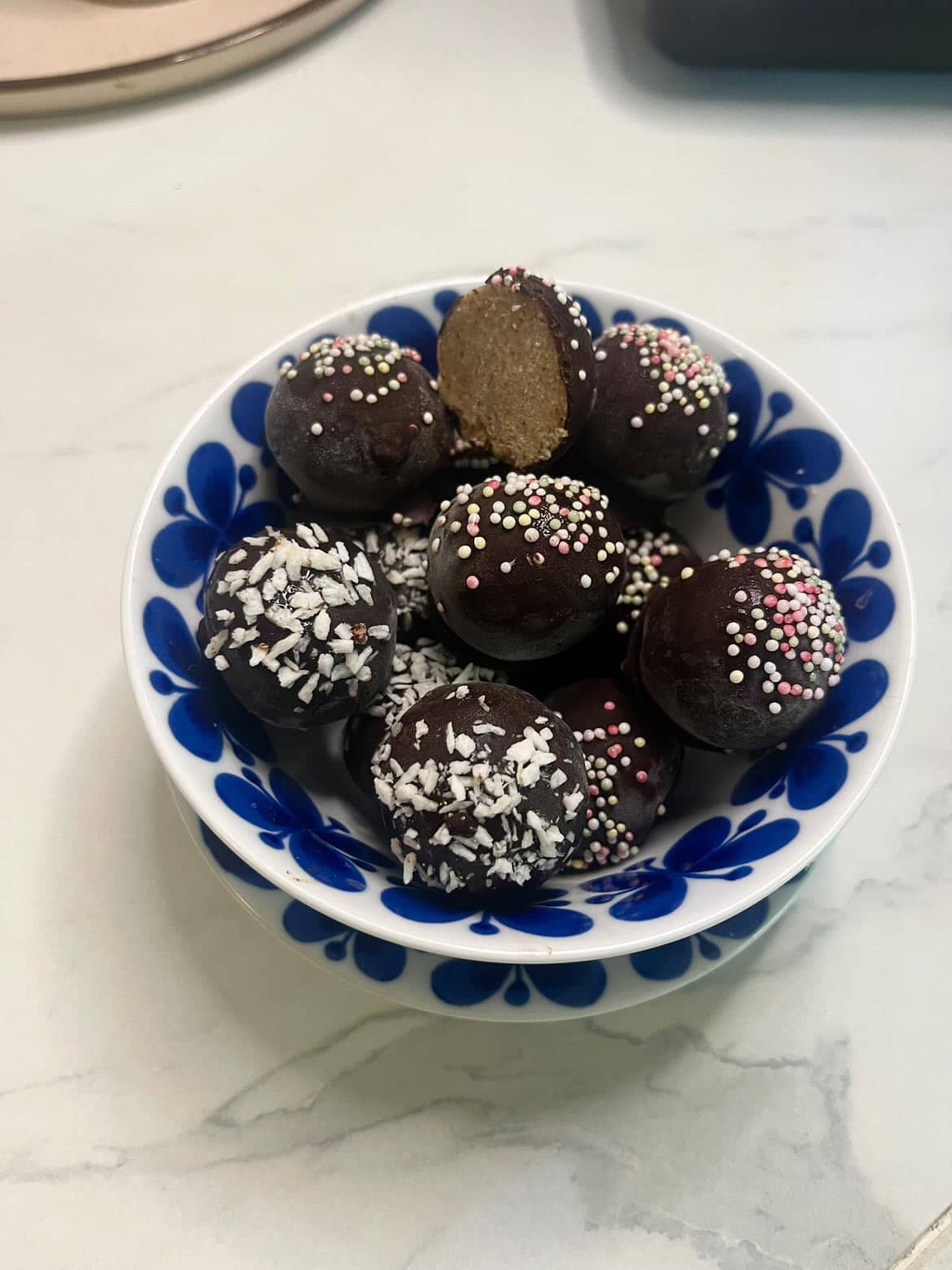 Proteinrika pepparkaksbollar doppade i choklad kasein kanelbulle