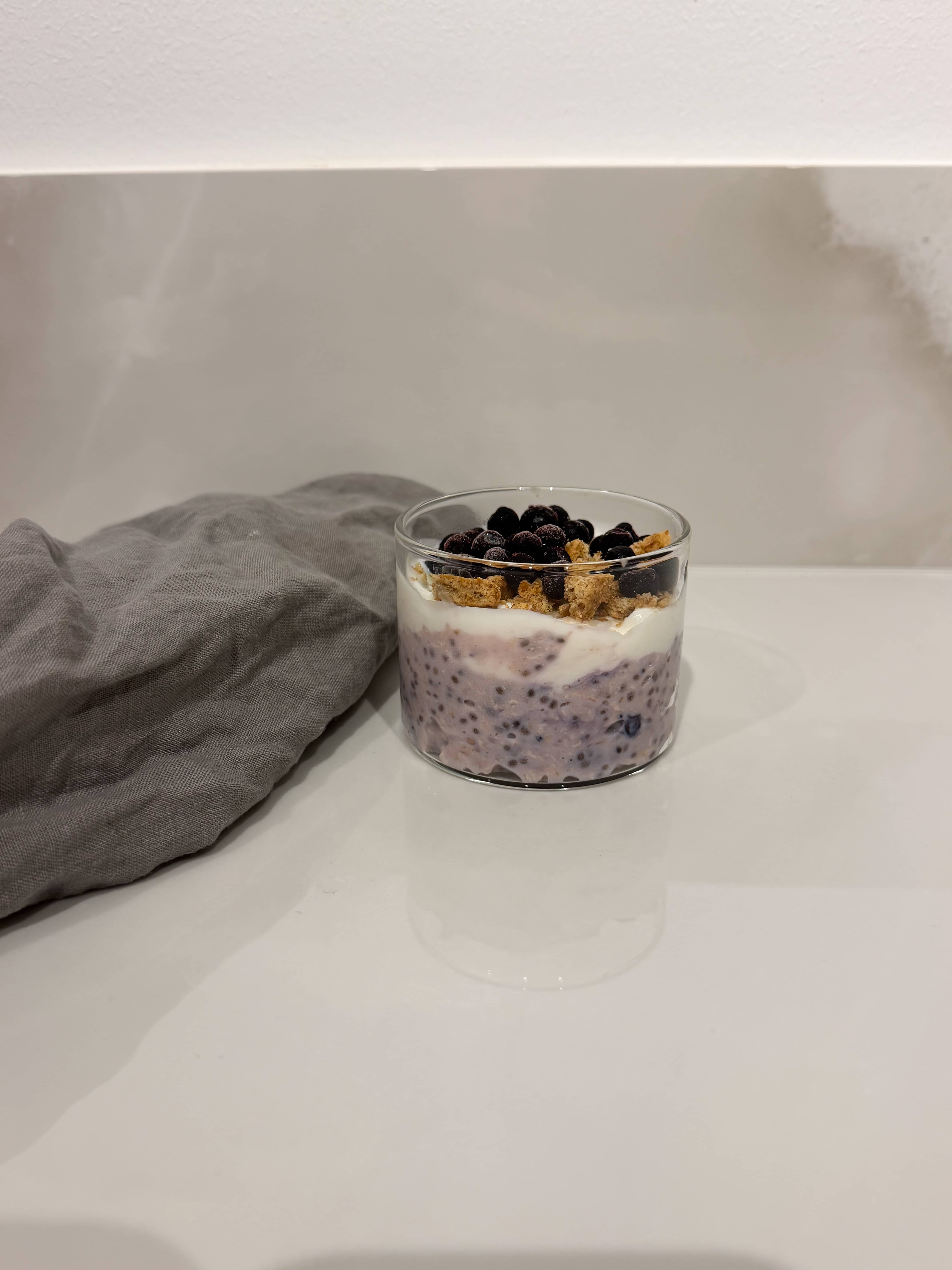 Proteinrika overnight oats med blåbärscheesecake