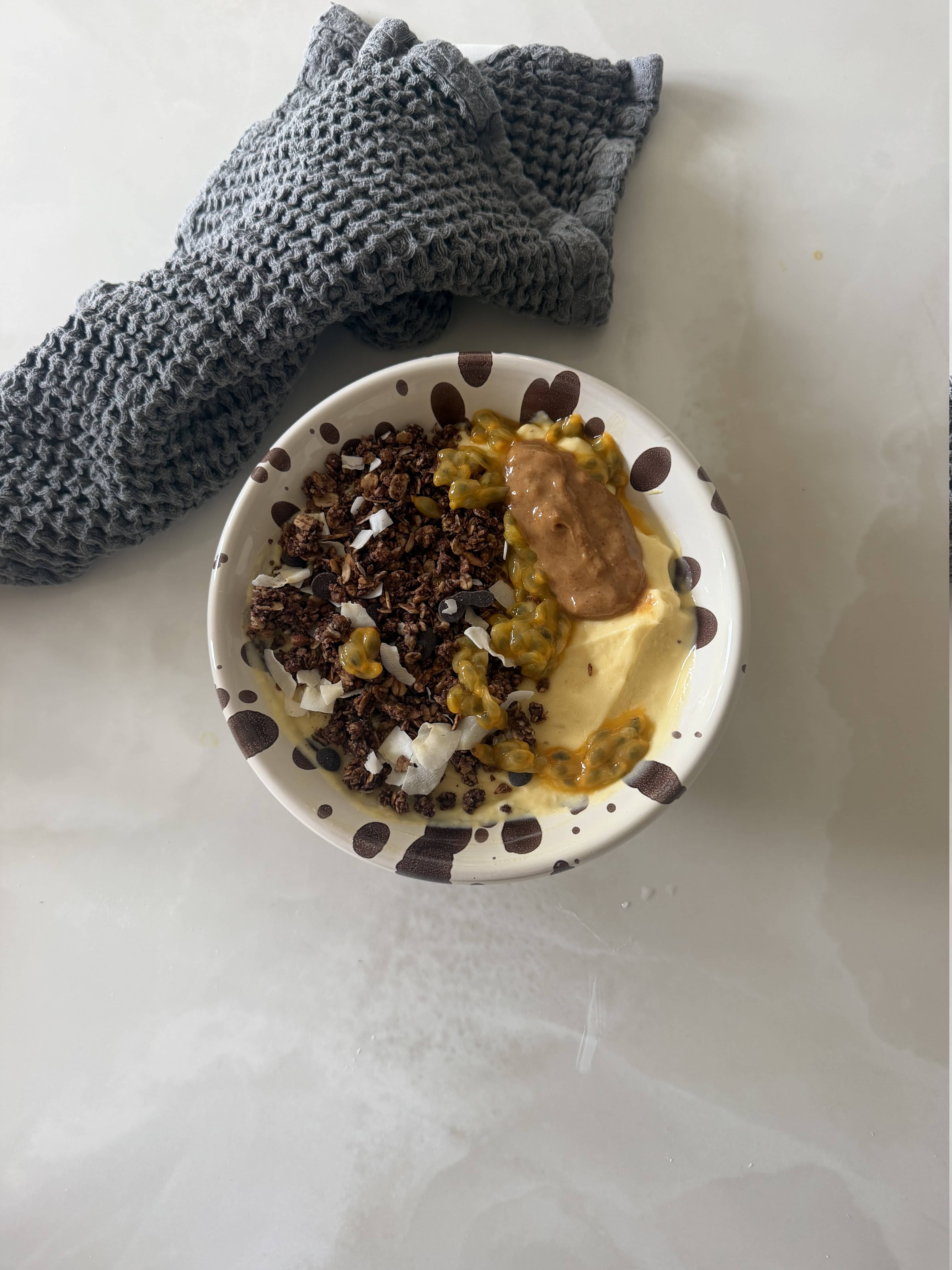 Proteinrik smoothiebowl med mango, passionsfrukt & vanilj kasein vaniljdrömmar