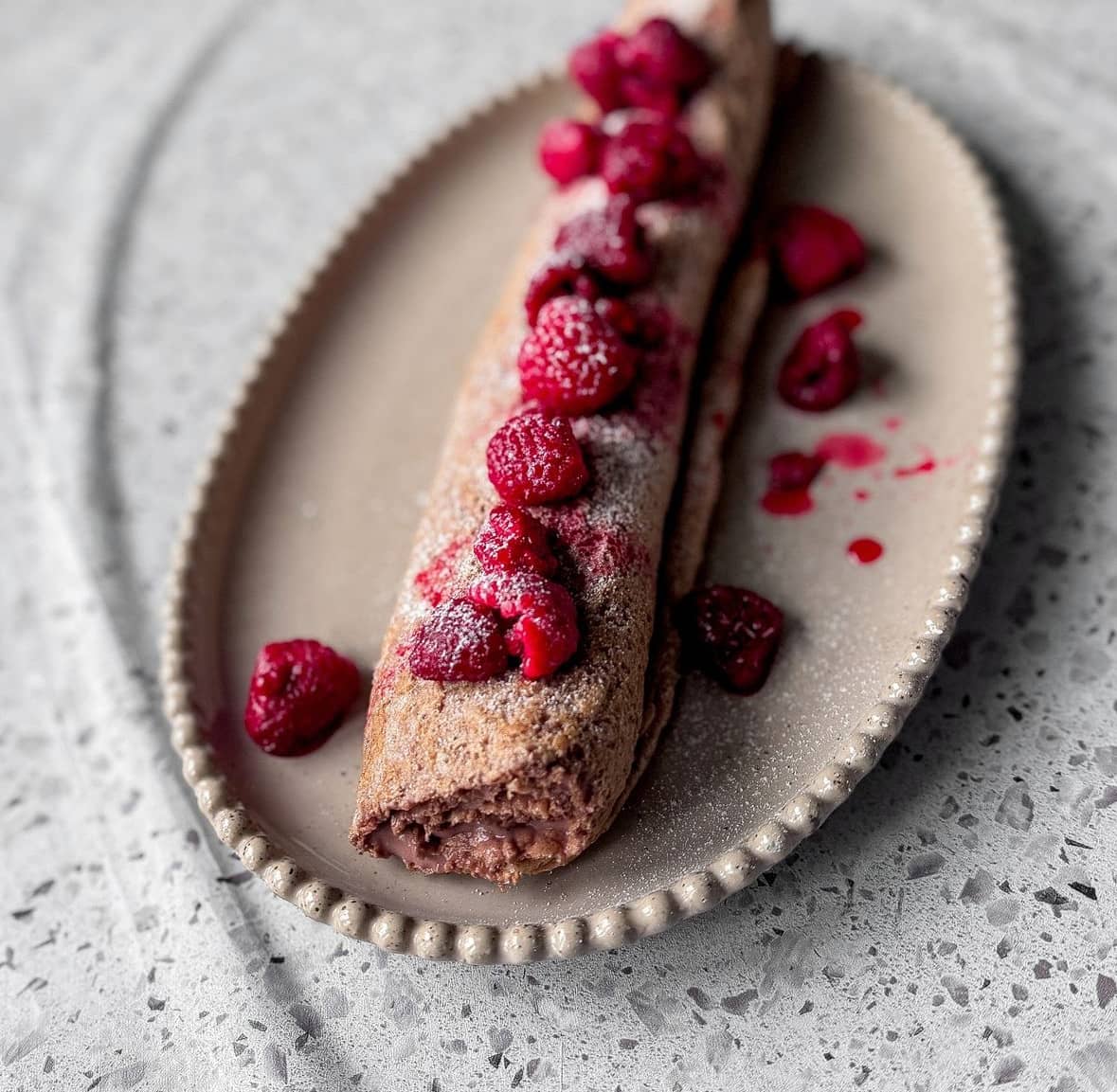 Proteinrik rulltårta med hallon och nougat