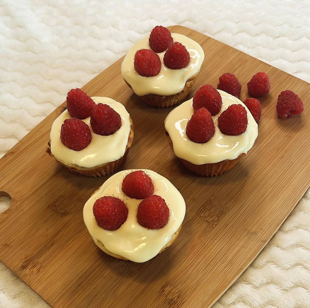 Proteinrika hallonmuffins med vaniljfrosting 