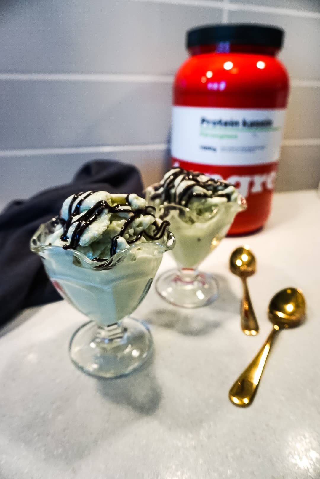 Proteinrik päronglass med mintchokladsås