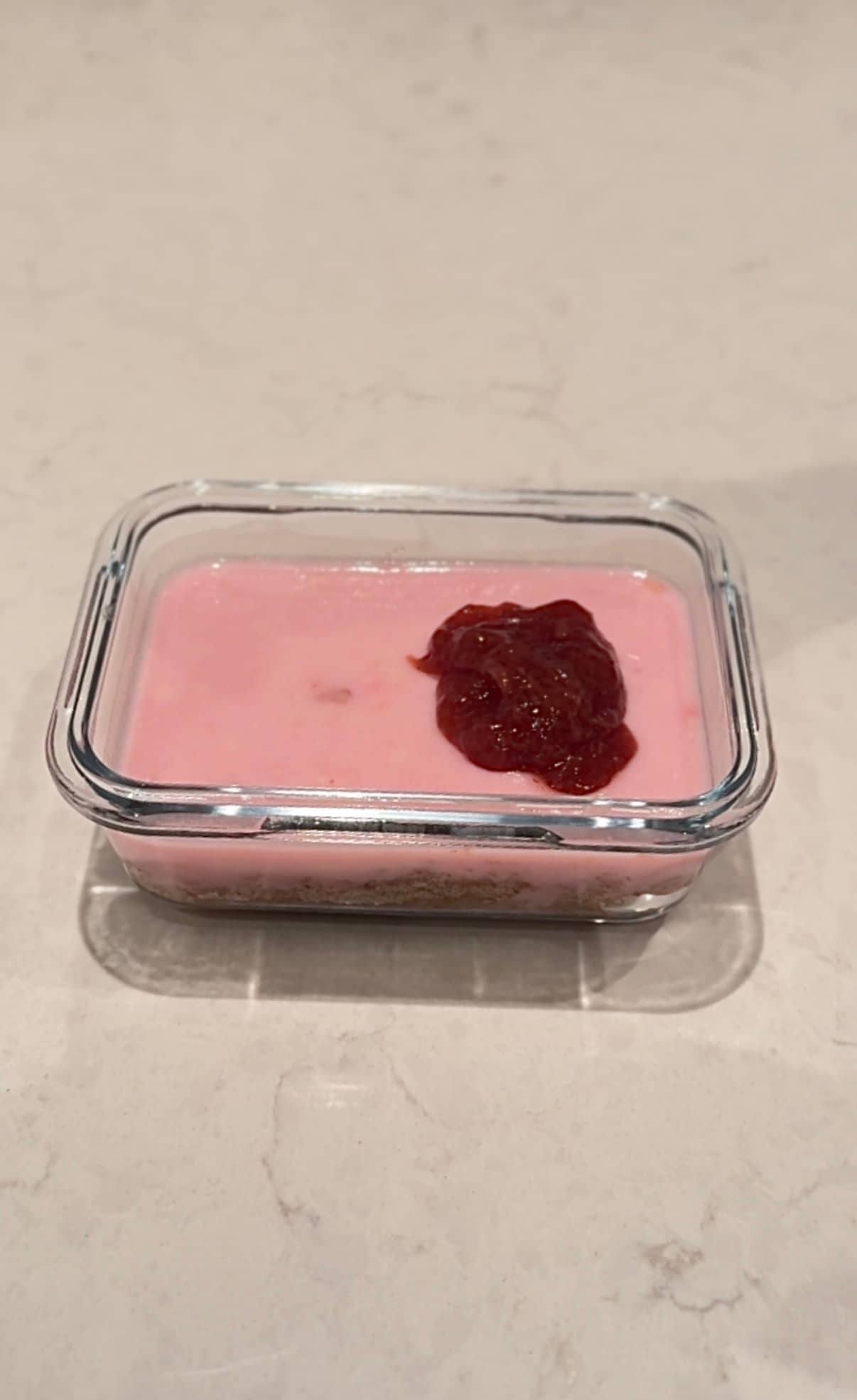 Krämig och proteinrik jordgubbscheesecake vassle krämig jordgubbsglass 