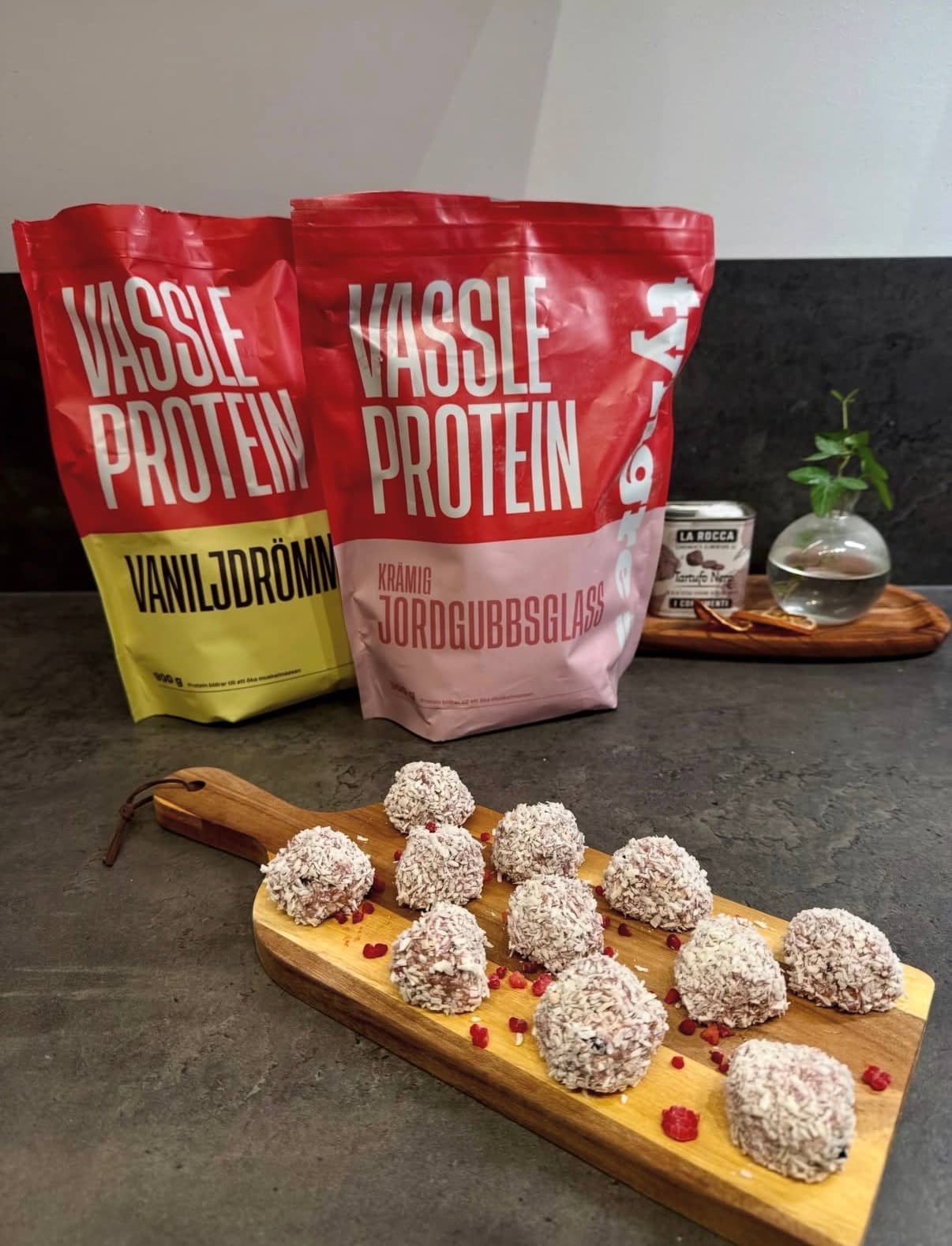Proteinbollar med jordgubb, hallon- och vanilj vassle krämig jordgubbsglass