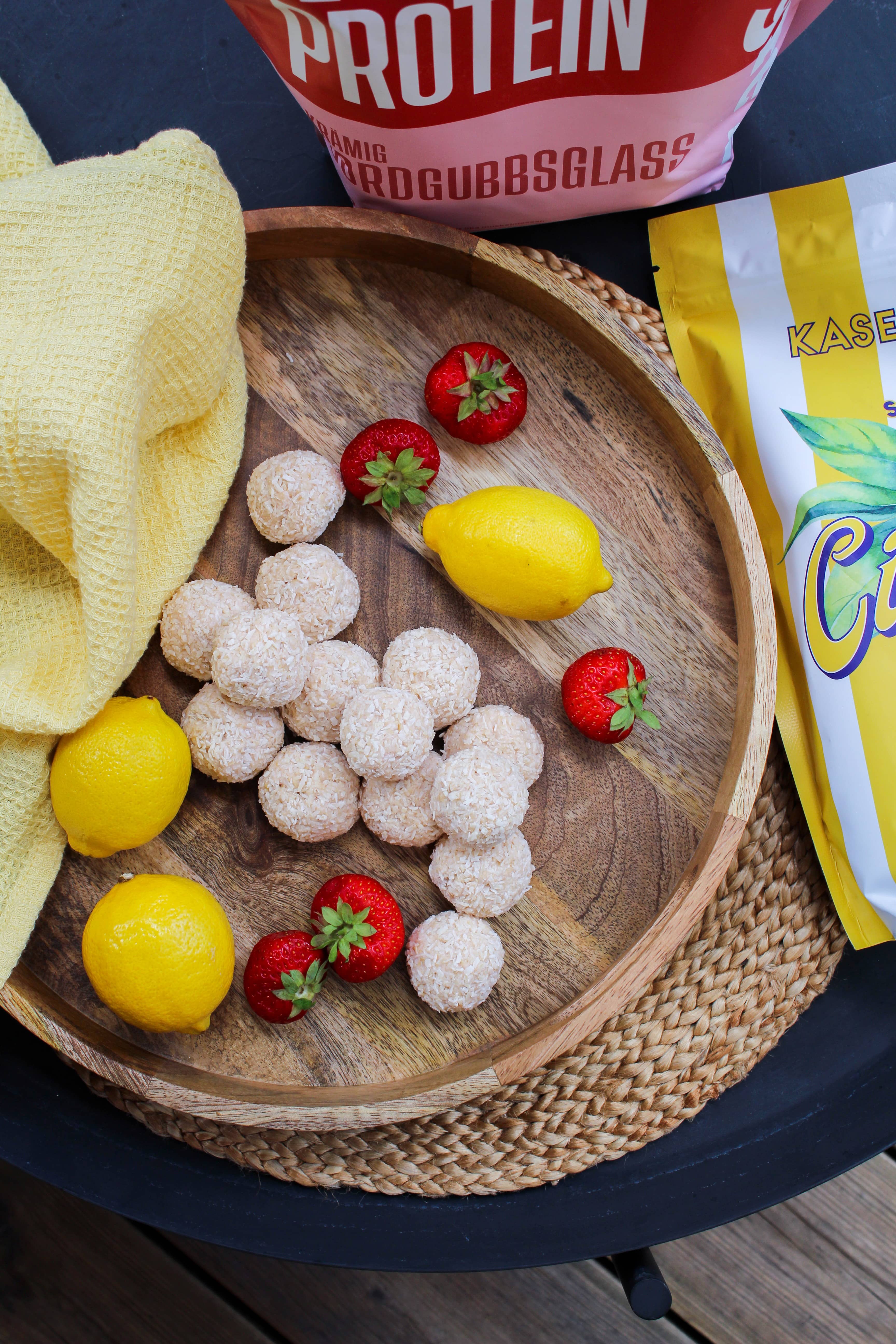 Proteinbollar med jordgubb- och citron kasein solmogna citroner